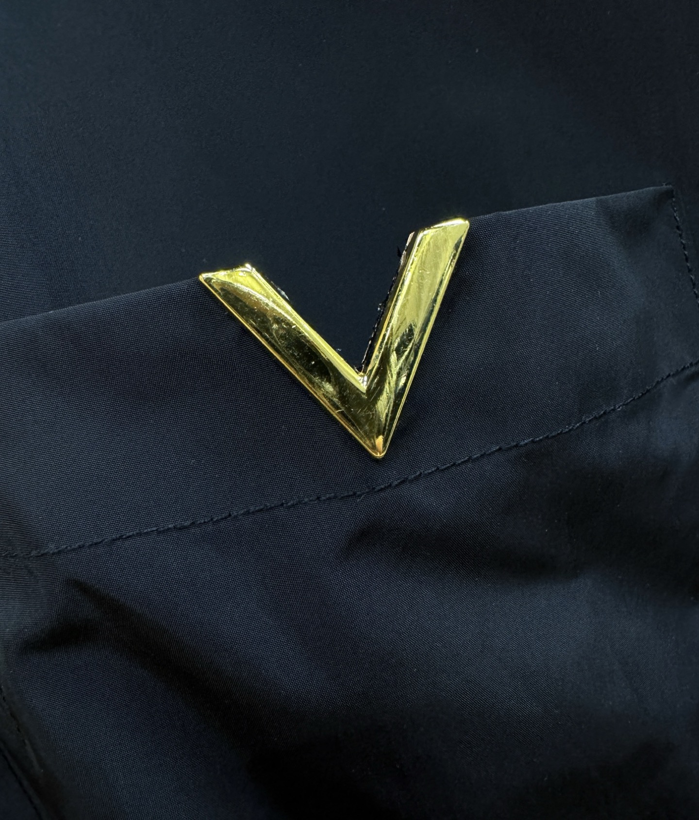 VALENTINO华伦天奴 2026新款衬衣,贸易公司渠道稀出,领先官网发售!经典休闲衬衫搭配独特的设计,简洁干净、经 VALENTINO华伦天奴 2026新款衬衣,贸易公司渠道稀出,领先官网发售!经典休闲衬衫搭配独特的设计,简洁干净、经