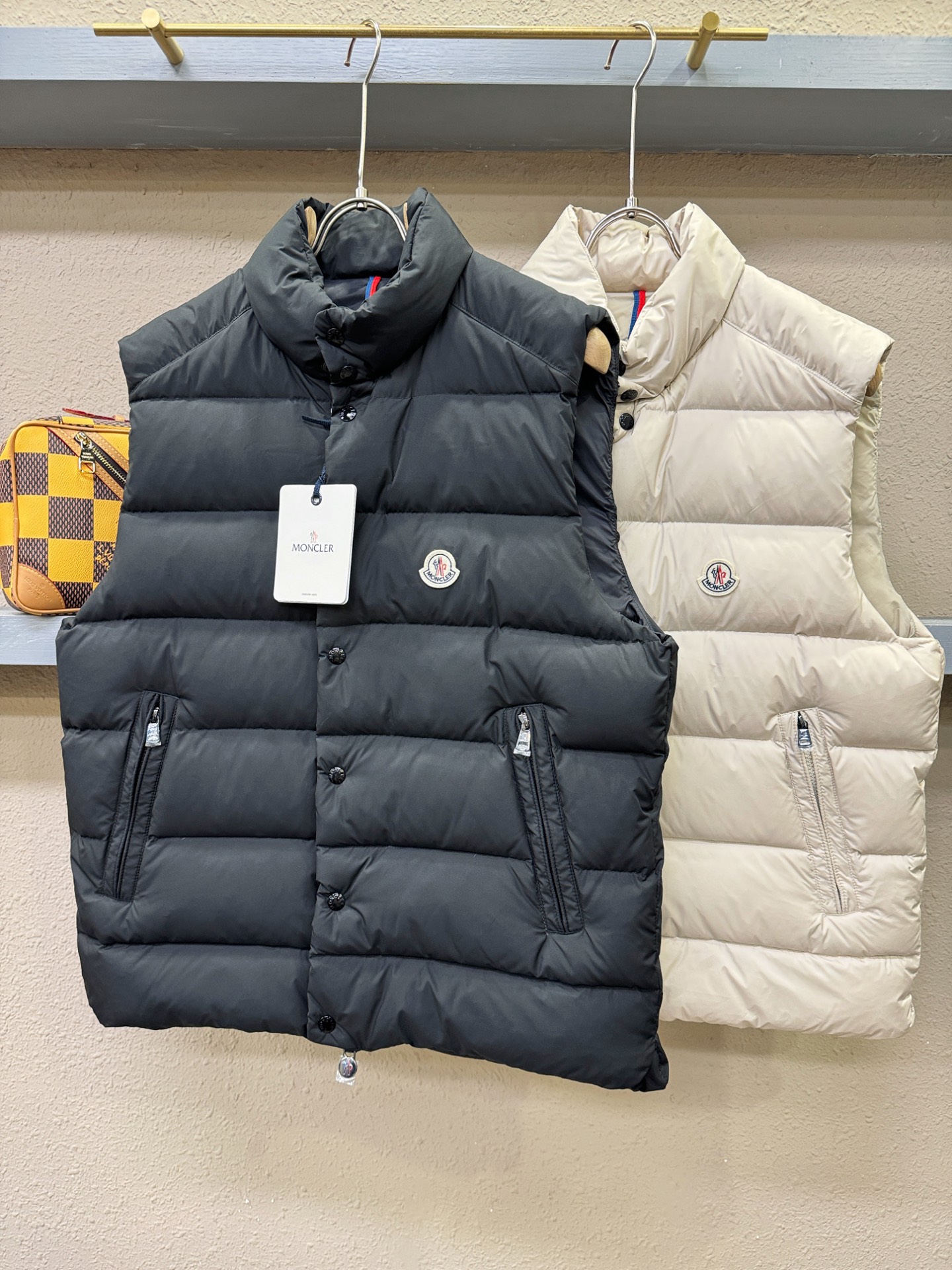 Moncler蒙口 2026新款羽绒马甲，秀场新品，品相非常完美，专柜高科技防水面料，内里90%白鹅绒填充，舒适保暖，色