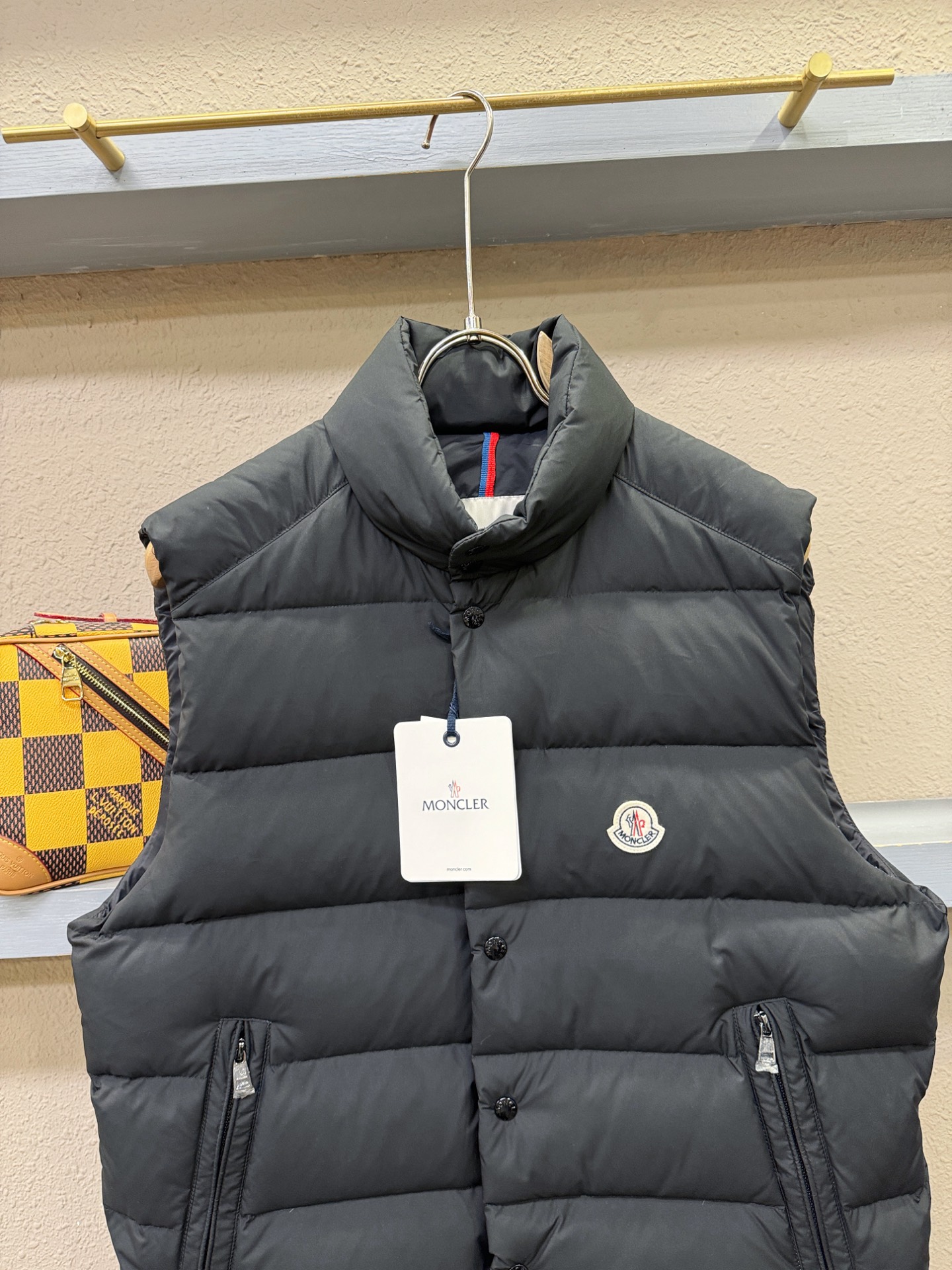 Moncler蒙口 2026新款羽绒马甲，秀场新品，品相非常完美，专柜高科技防水面料，内里90%白鹅绒填充，舒适保暖，色