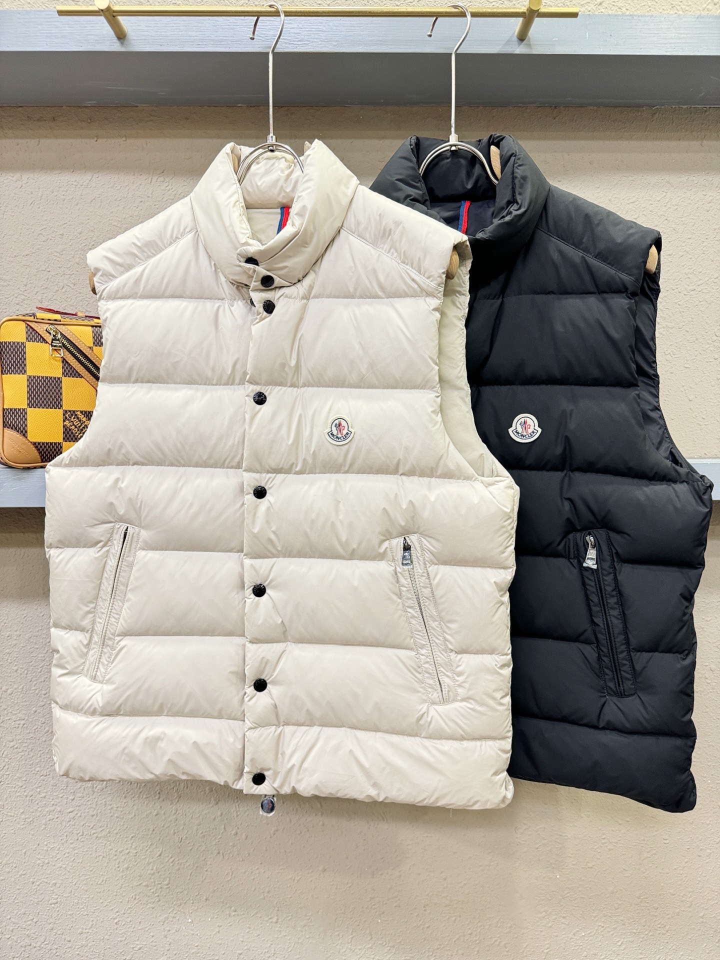 Moncler蒙口 2026新款羽绒马甲，秀场新品，品相非常完美，专柜高科技防水面料，内里90%白鹅绒填充，舒适保暖，色