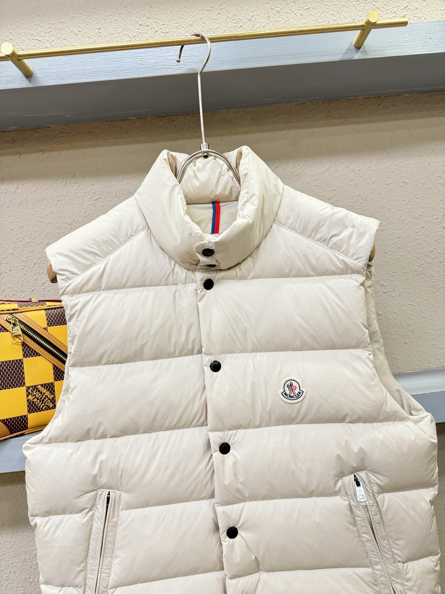 Moncler蒙口 2026新款羽绒马甲，秀场新品，品相非常完美，专柜高科技防水面料，内里90%白鹅绒填充，舒适保暖，色