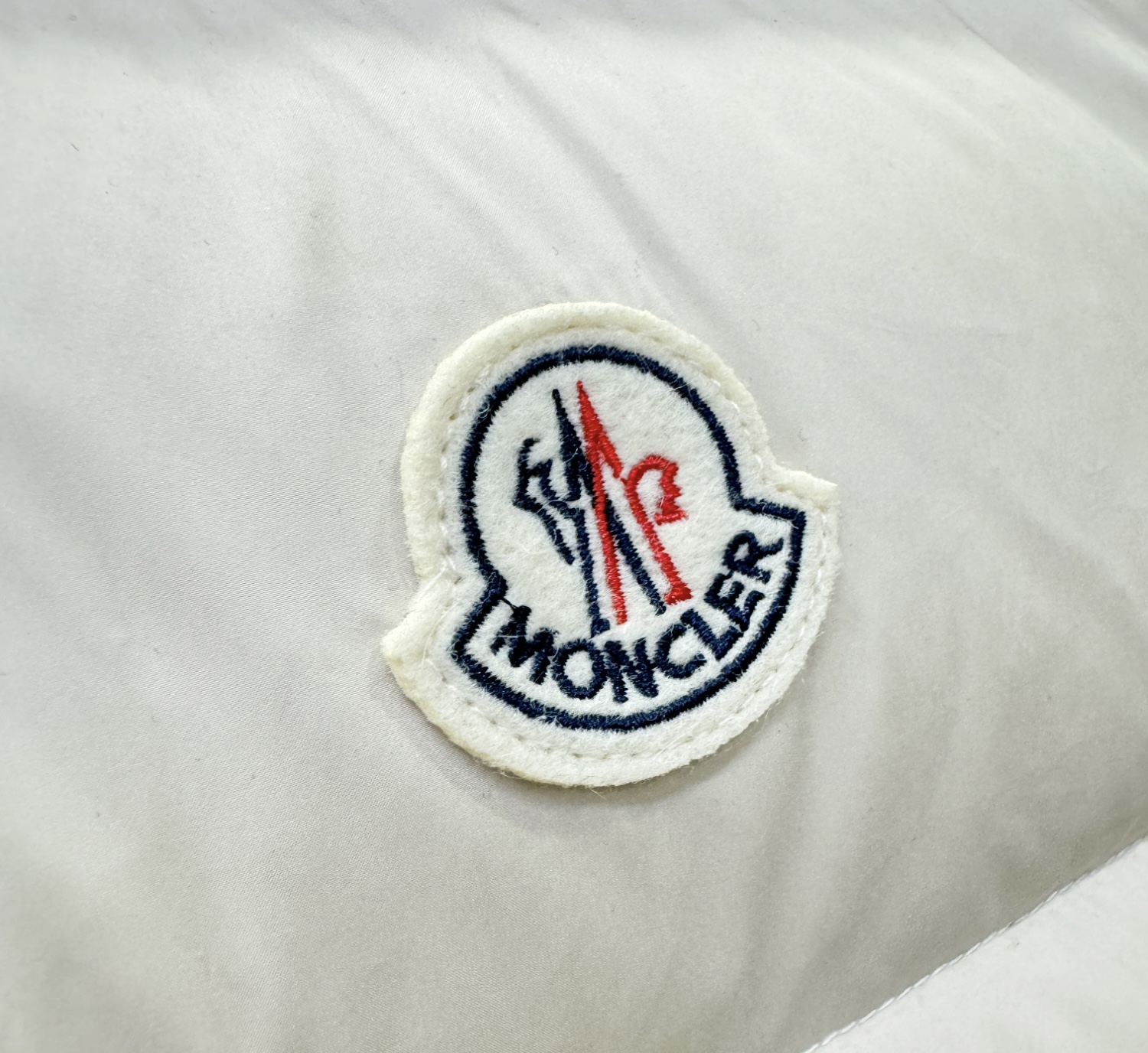 Moncler蒙口 2026新款羽绒马甲，秀场新品，品相非常完美，专柜高科技防水面料，内里90%白鹅绒填充，舒适保暖，色