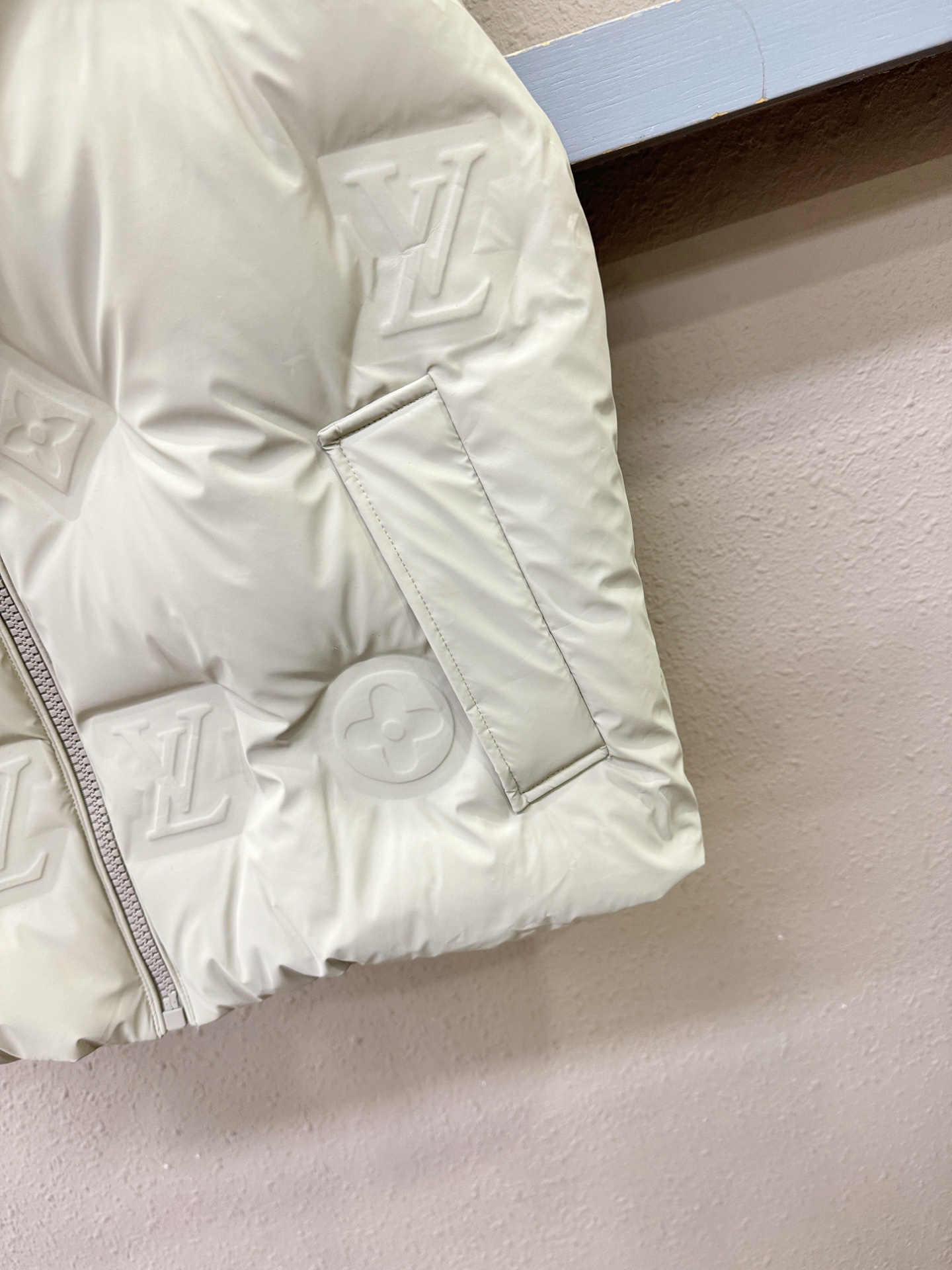LV路易威登 2026新款羽绒马甲，秀场新品，品相非常完美，专柜高科技防水面料，内里90%白鹅绒填充，舒适保暖，色泽饱满