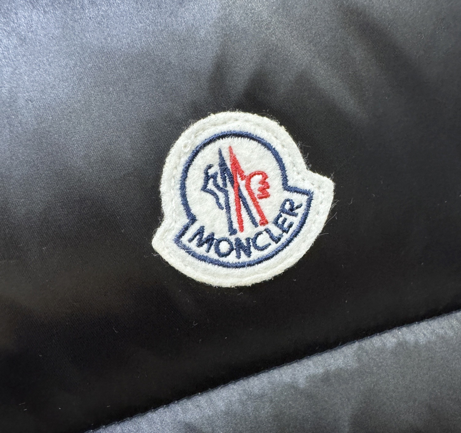 Moncler蒙口 2026新款羽绒马甲，秀场新品，品相非常完美，专柜高科技防水面料，内里90%白鹅绒填充，舒适保暖，色