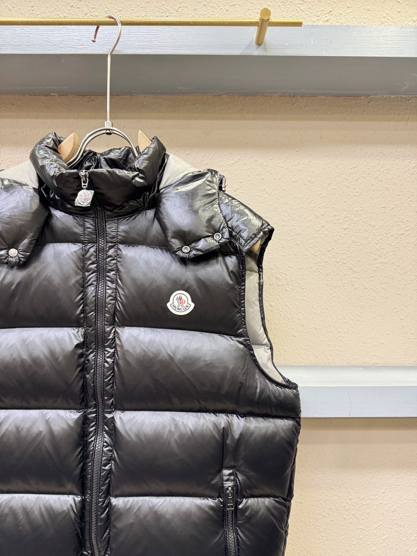 Moncler蒙口 2026新款羽绒马甲，秀场新品，品相非常完美，专柜高科技防水面料，内里90%白鹅绒填充，舒适保暖，色