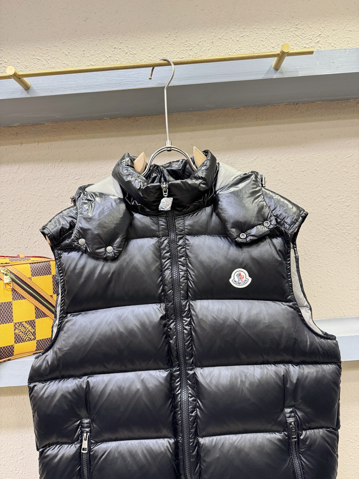 Moncler蒙口 2026新款羽绒马甲，秀场新品，品相非常完美，专柜高科技防水面料，内里90%白鹅绒填充，舒适保暖，色