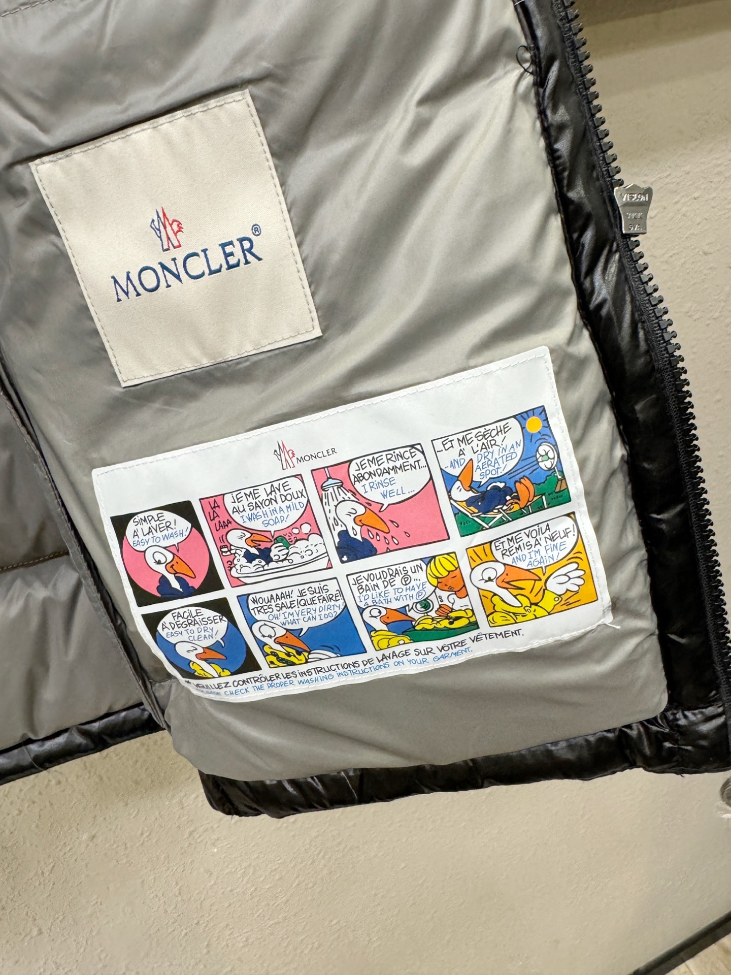 Moncler蒙口 2026新款羽绒马甲，秀场新品，品相非常完美，专柜高科技防水面料，内里90%白鹅绒填充，舒适保暖，色