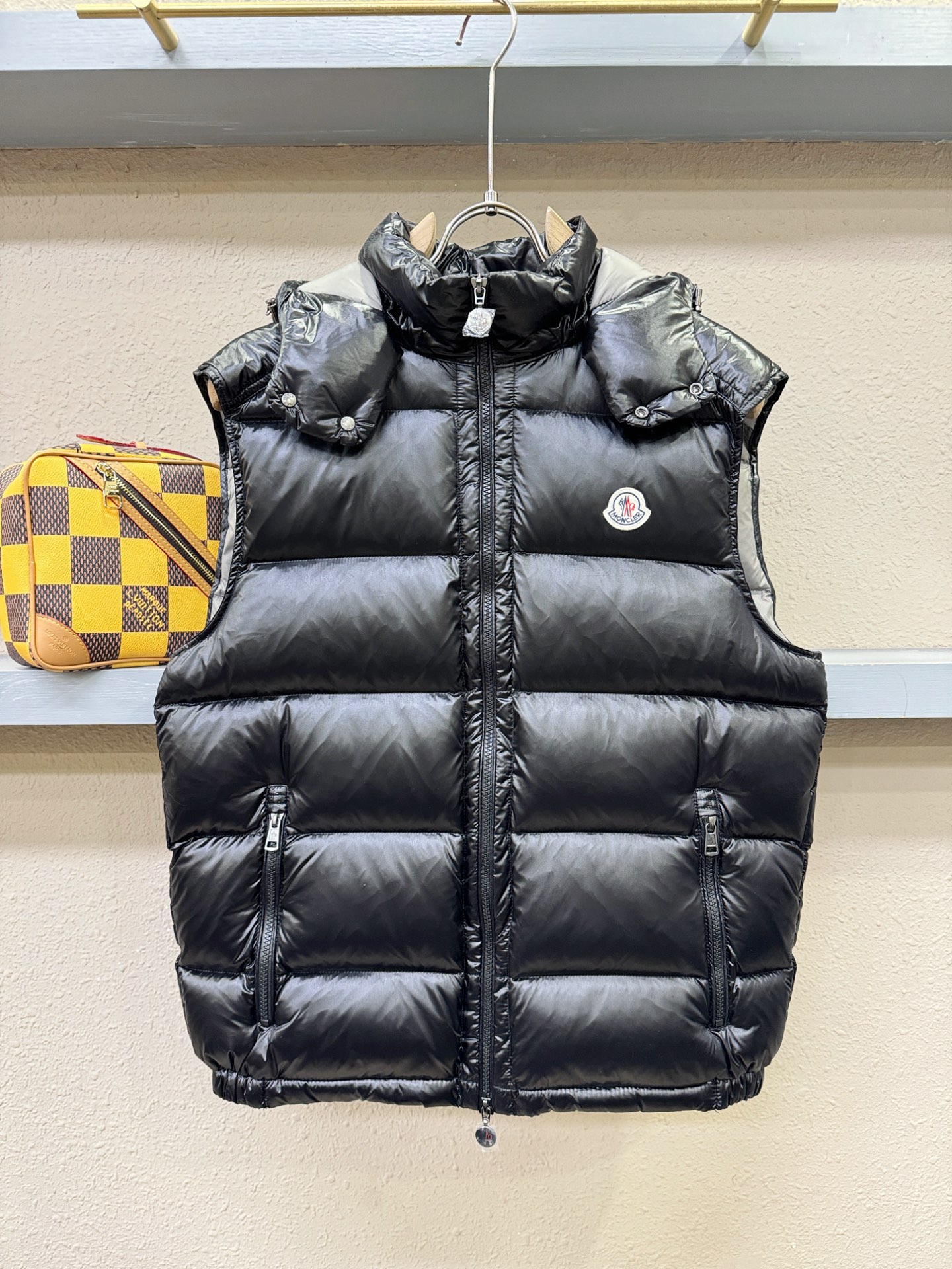 Moncler蒙口 2026新款羽绒马甲，秀场新品，品相非常完美，专柜高科技防水面料，内里90%白鹅绒填充，舒适保暖，色