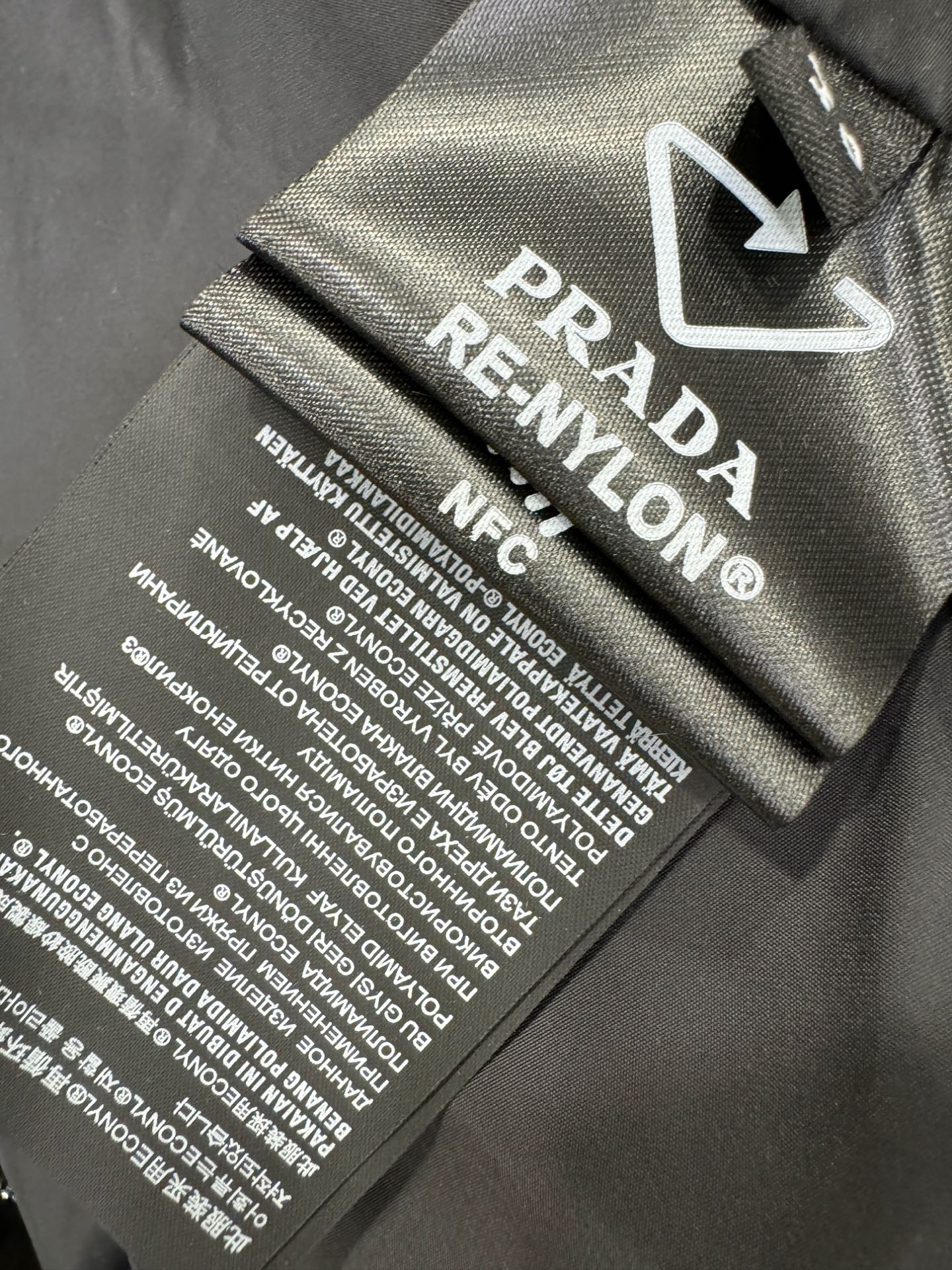 PRADA 普拉达 2026新款羽绒马甲，秀场新品，品相非常完美，专柜高科技防水面料，内里90%白鹅绒填充，舒适保暖，色