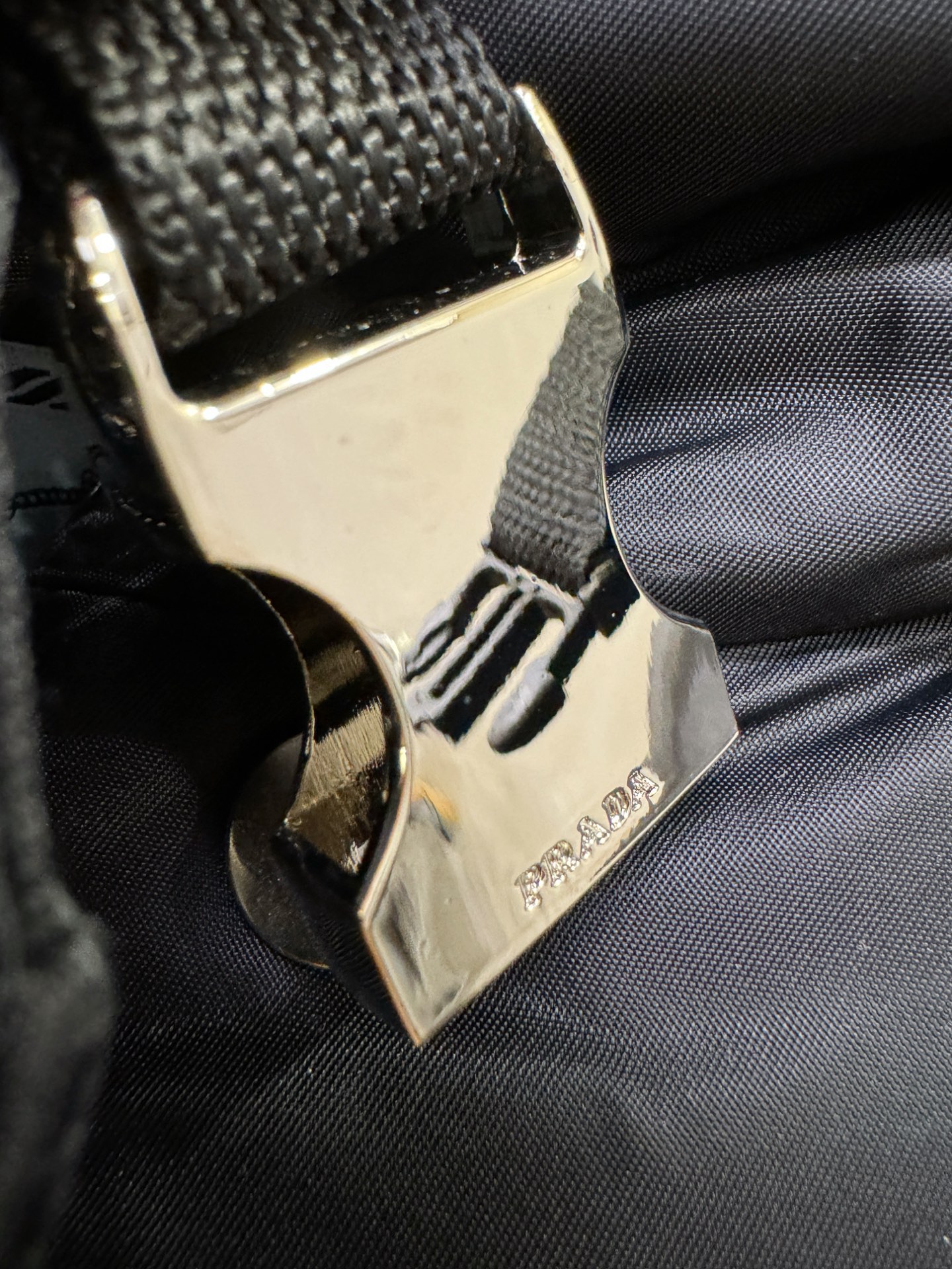 PRADA 普拉达 2026新款羽绒马甲，秀场新品，品相非常完美，专柜高科技防水面料，内里90%白鹅绒填充，舒适保暖，色