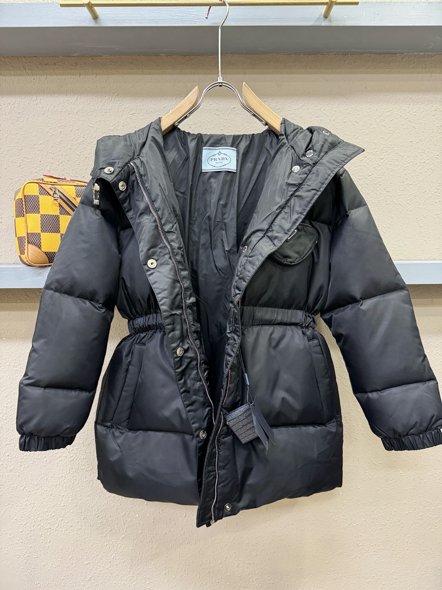 PRADA 普拉达 2026新款羽绒马甲，秀场新品，品相非常完美，专柜高科技防水面料，内里90%白鹅绒填充，舒适保暖，色