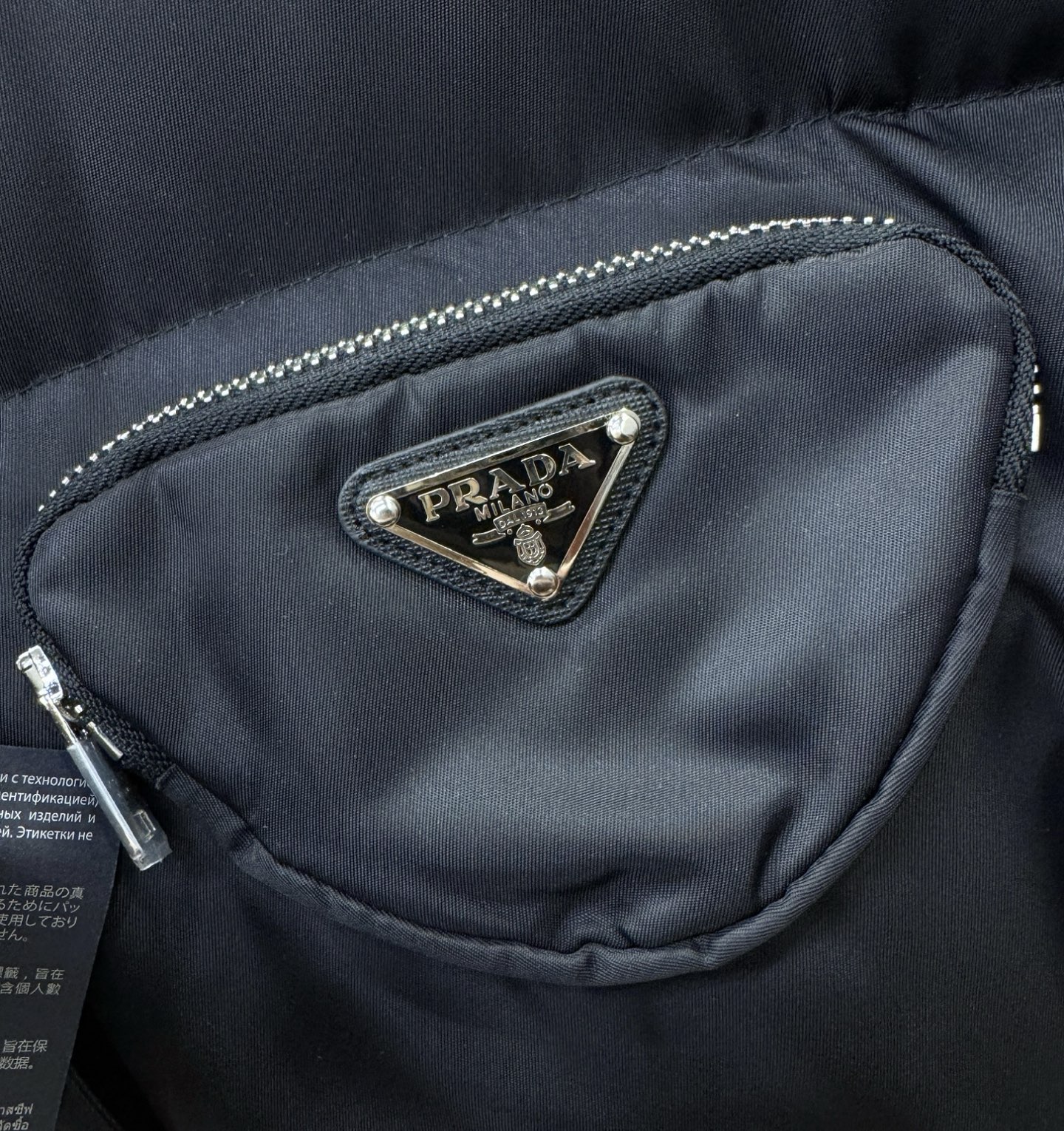 PRADA 普拉达 2026新款羽绒马甲，秀场新品，品相非常完美，专柜高科技防水面料，内里90%白鹅绒填充，舒适保暖，色