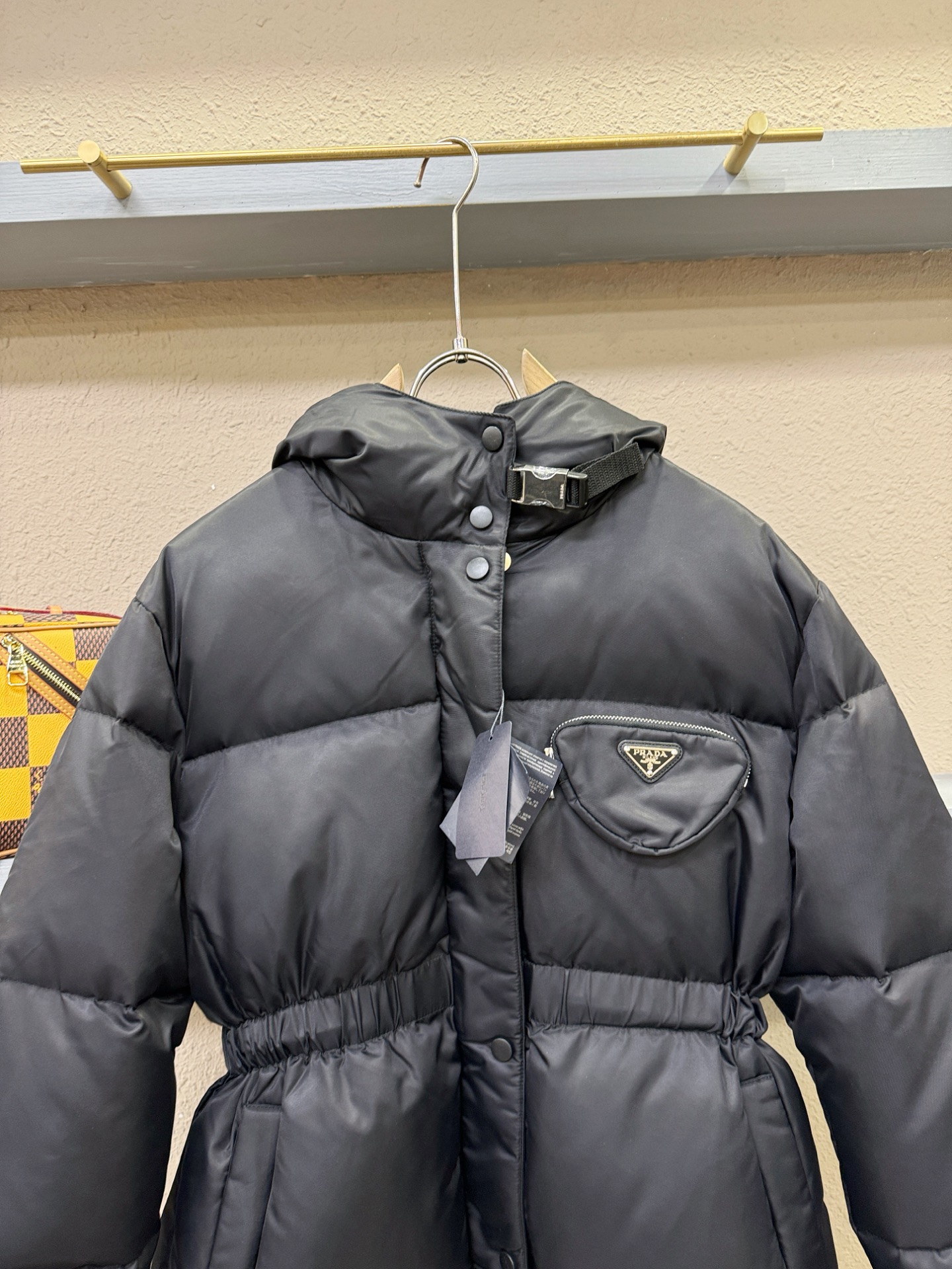 PRADA 普拉达 2026新款羽绒马甲，秀场新品，品相非常完美，专柜高科技防水面料，内里90%白鹅绒填充，舒适保暖，色
