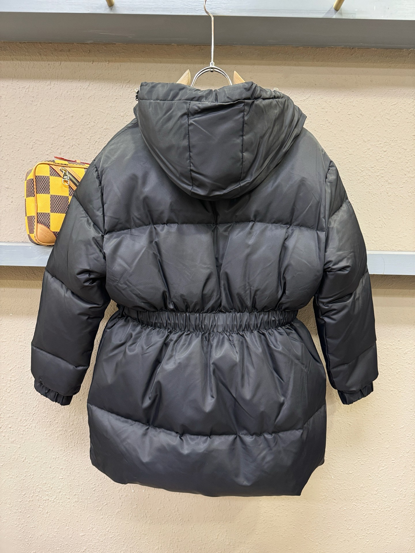 PRADA 普拉达 2026新款羽绒马甲，秀场新品，品相非常完美，专柜高科技防水面料，内里90%白鹅绒填充，舒适保暖，色