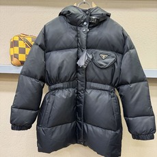 PRADA 普拉达 2026新款羽绒马甲,秀场新品,品相非常完美,专柜高科技防水面料,内里90%白鹅绒填充,舒适保暖,色 PRADA 普拉达 2026新款羽绒马甲,秀场新品,品相非常完美,专柜高科技防水面料,内里90%白鹅绒填充,舒适保暖,色