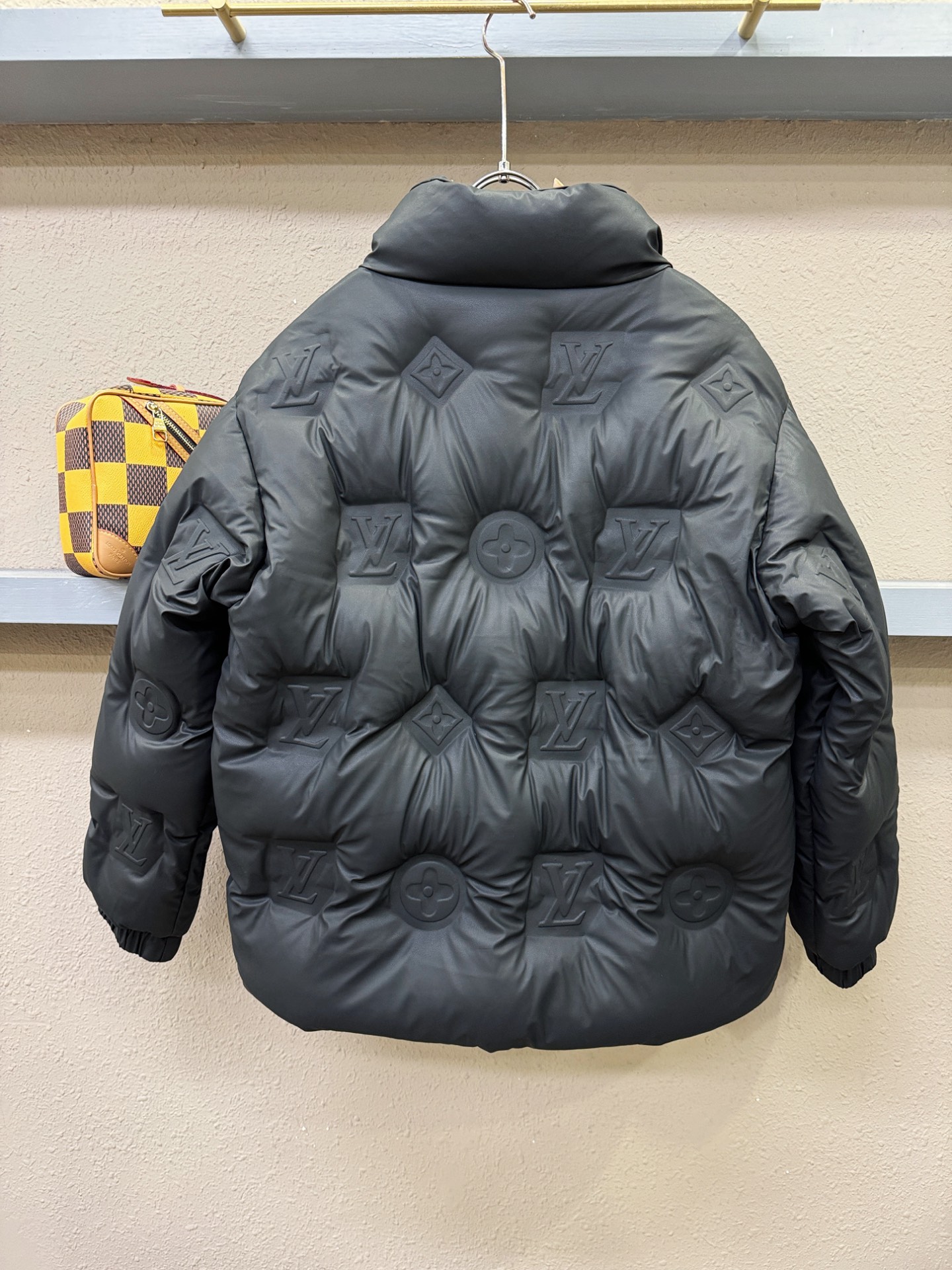 LV路易威登 2026新款羽绒服秀场新品，品相非常完美，专柜高科技防水面料，内里90%白鹅绒填充，舒适保暖，色泽饱满诱人