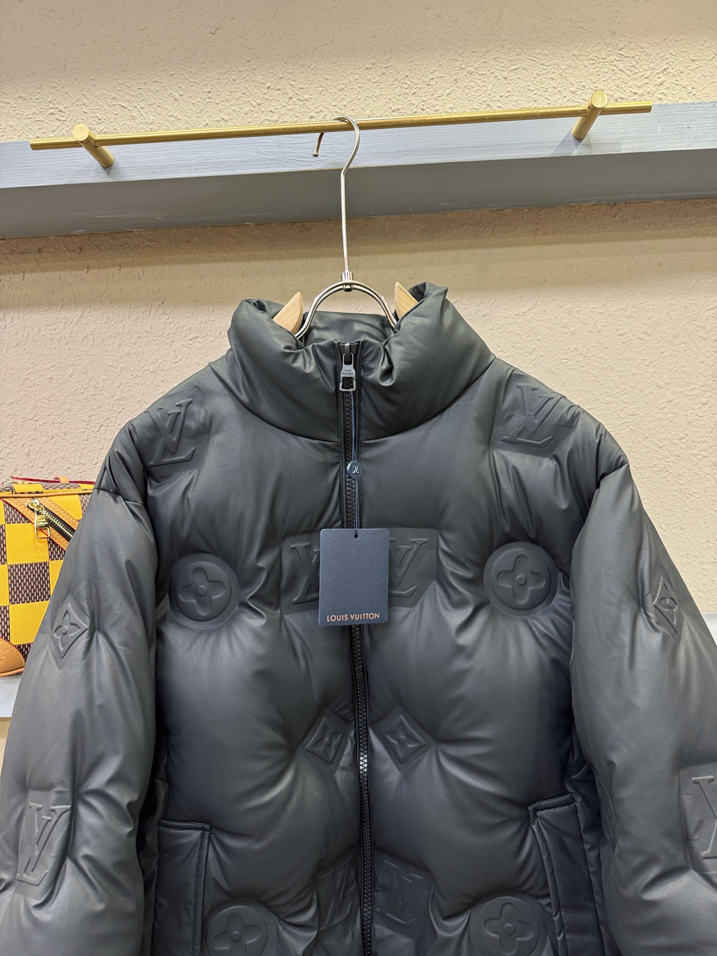 LV路易威登 2026新款羽绒服秀场新品，品相非常完美，专柜高科技防水面料，内里90%白鹅绒填充，舒适保暖，色泽饱满诱人