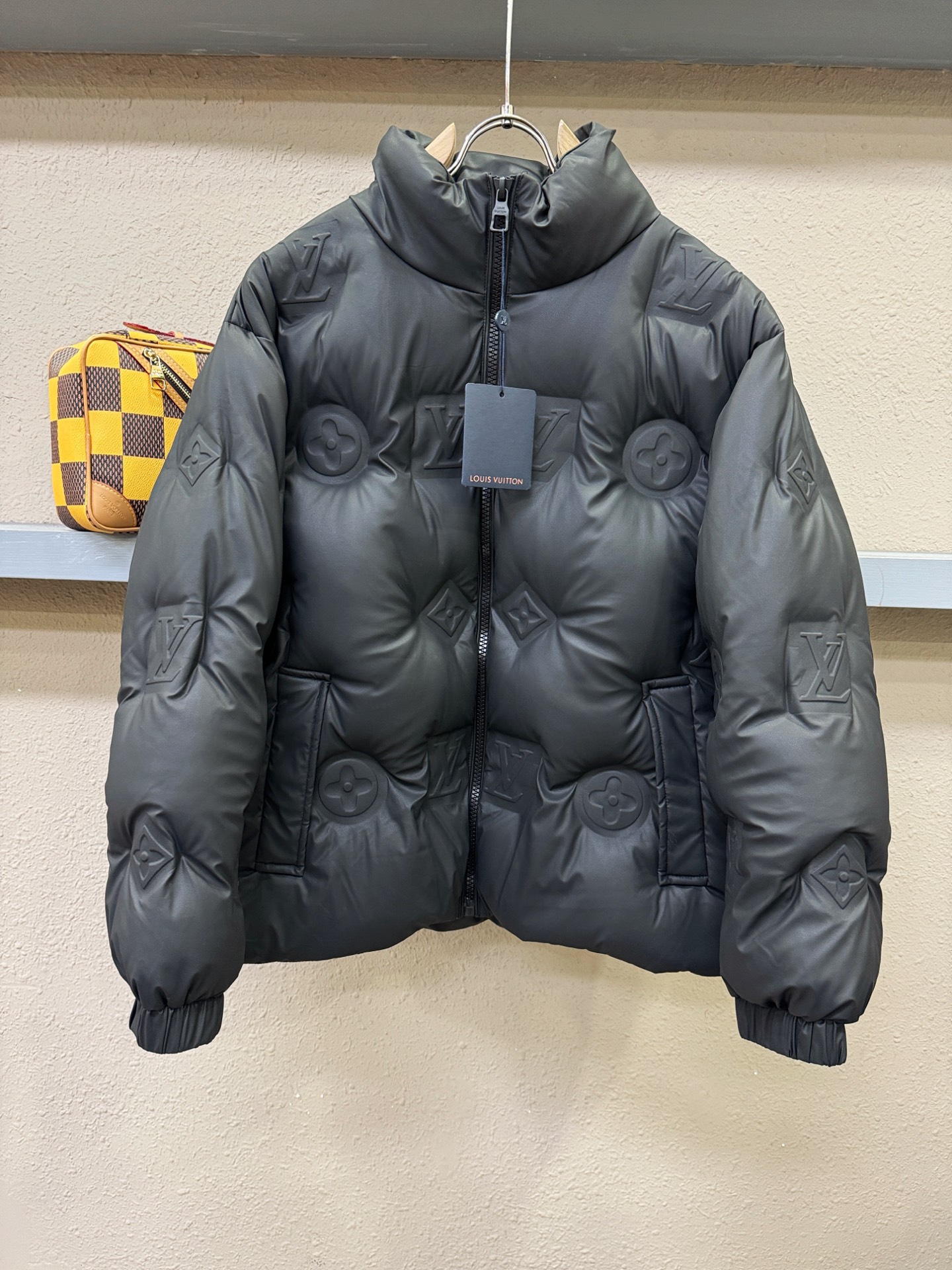 LV路易威登 2026新款羽绒服秀场新品，品相非常完美，专柜高科技防水面料，内里90%白鹅绒填充，舒适保暖，色泽饱满诱人