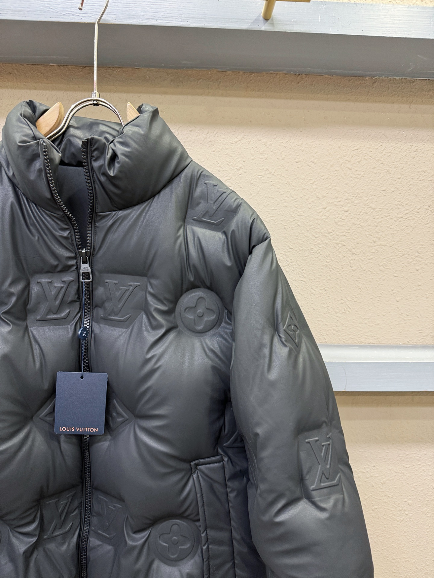 LV路易威登 2026新款羽绒服秀场新品，品相非常完美，专柜高科技防水面料，内里90%白鹅绒填充，舒适保暖，色泽饱满诱人