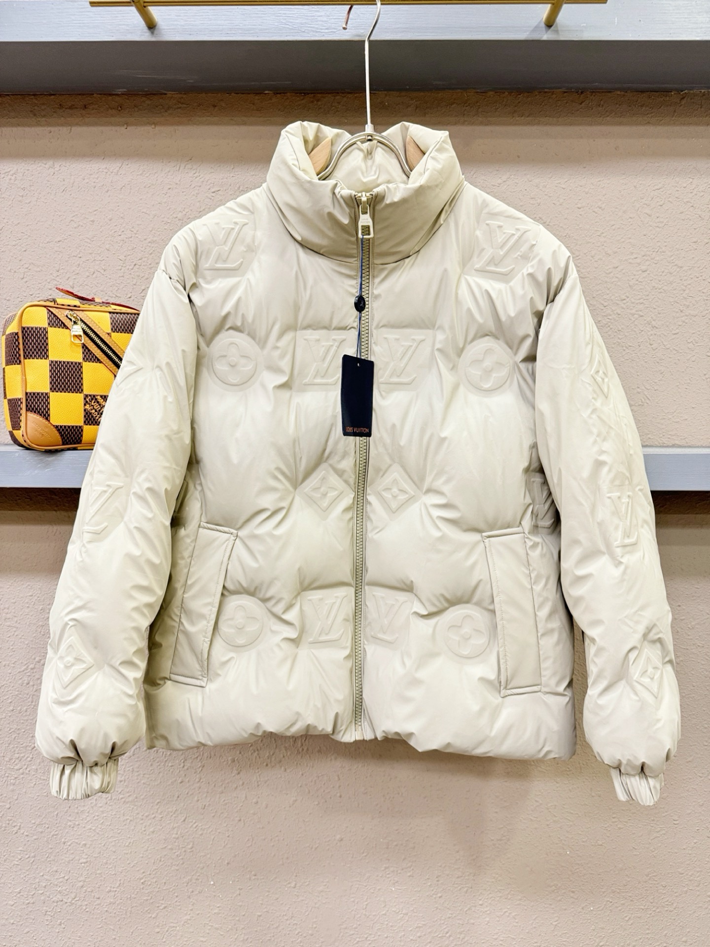 LV路易威登 2026新款羽绒服秀场新品，品相非常完美，专柜高科技防水面料，内里90%白鹅绒填充，舒适保暖，色泽饱满诱人