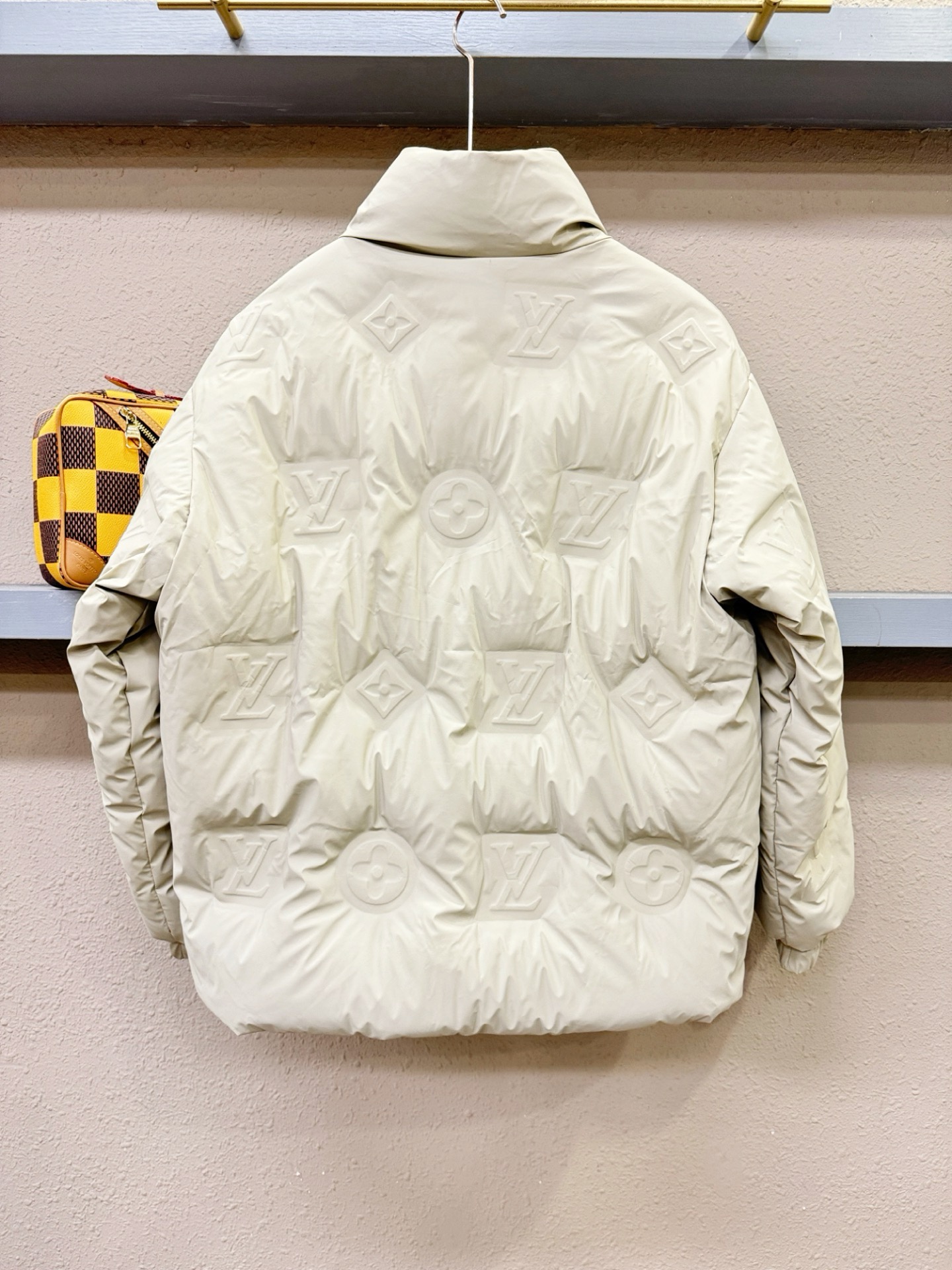 LV路易威登 2026新款羽绒服秀场新品，品相非常完美，专柜高科技防水面料，内里90%白鹅绒填充，舒适保暖，色泽饱满诱人