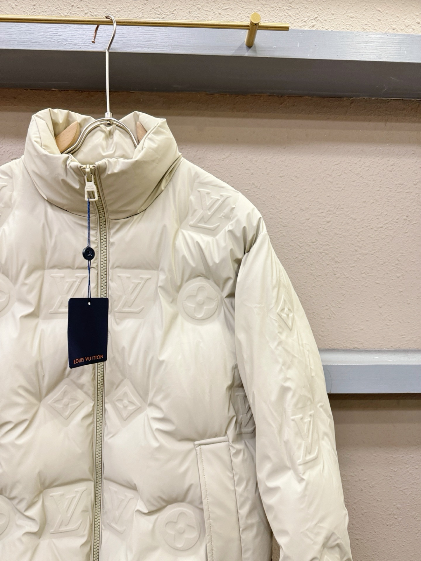 LV路易威登 2026新款羽绒服秀场新品，品相非常完美，专柜高科技防水面料，内里90%白鹅绒填充，舒适保暖，色泽饱满诱人