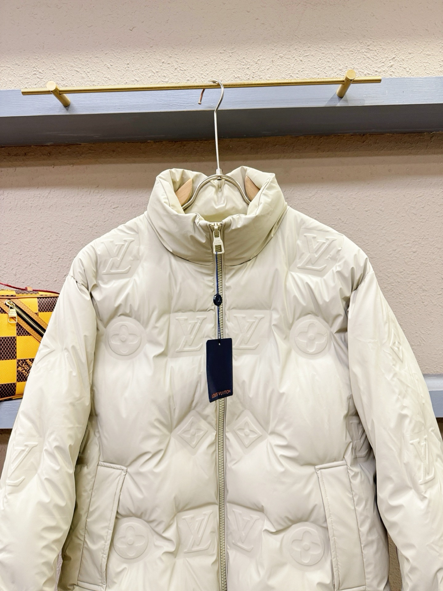 LV路易威登 2026新款羽绒服秀场新品，品相非常完美，专柜高科技防水面料，内里90%白鹅绒填充，舒适保暖，色泽饱满诱人