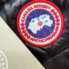 加拿大鹅 品牌Canada Goose 新款羽绒马甲,秀场新品,品相非常完美,专柜高科技防水面料,内里90%白鹅绒填充, 加拿大鹅 品牌Canada Goose 新款羽绒马甲,秀场新品,品相非常完美,专柜高科技防水面料,内里90%白鹅绒填充,