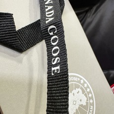 加拿大鹅 品牌Canada Goose 新款羽绒马甲,秀场新品,品相非常完美,专柜高科技防水面料,内里90%白鹅绒填充, 加拿大鹅 品牌Canada Goose 新款羽绒马甲,秀场新品,品相非常完美,专柜高科技防水面料,内里90%白鹅绒填充,
