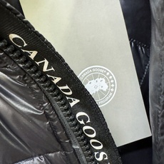加拿大鹅 品牌Canada Goose 新款羽绒马甲,秀场新品,品相非常完美,专柜高科技防水面料,内里90%白鹅绒填充, 加拿大鹅 品牌Canada Goose 新款羽绒马甲,秀场新品,品相非常完美,专柜高科技防水面料,内里90%白鹅绒填充,