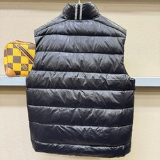 加拿大鹅 品牌Canada Goose 新款羽绒马甲,秀场新品,品相非常完美,专柜高科技防水面料,内里90%白鹅绒填充, 加拿大鹅 品牌Canada Goose 新款羽绒马甲,秀场新品,品相非常完美,专柜高科技防水面料,内里90%白鹅绒填充,