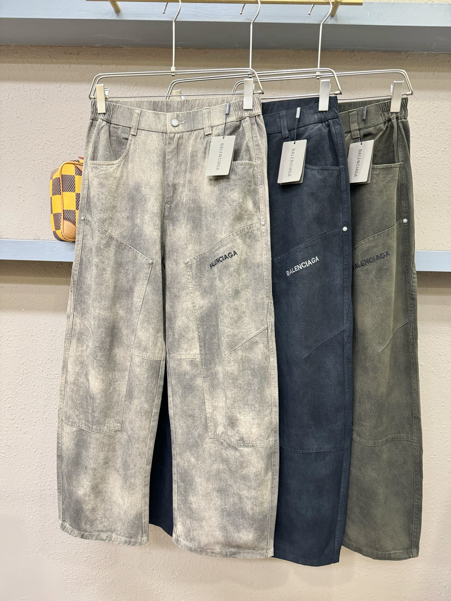 Balenciaga巴黎世家 休闲裤，精选面料，柔软舒适有质感，原版五金配件，非常炫酷，细节处理精致，上身效果超级无敌赞
