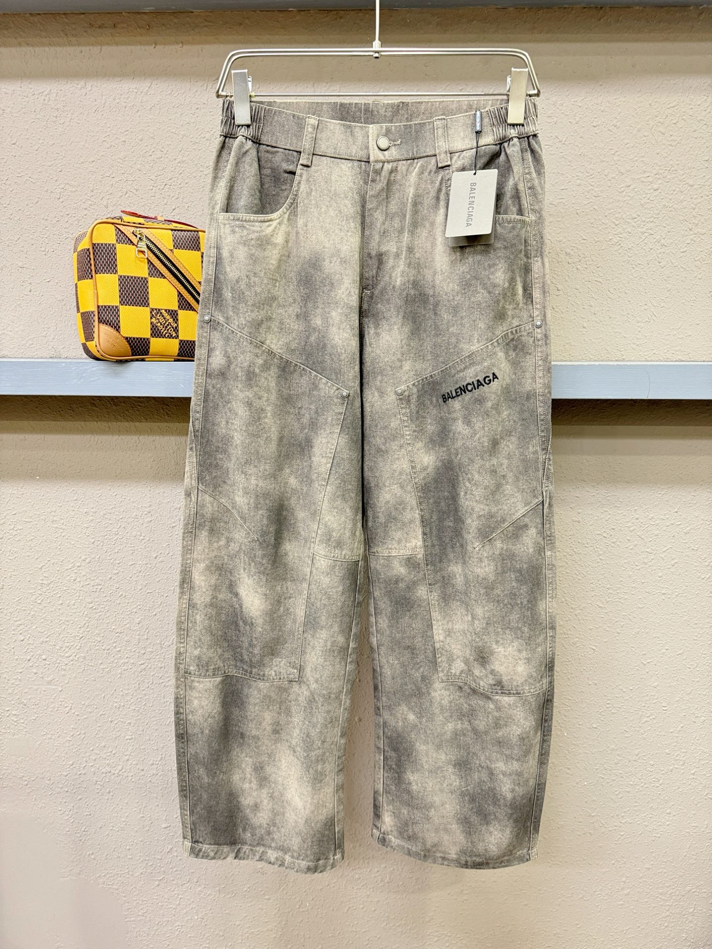 Balenciaga巴黎世家 休闲裤,精选面料,柔软舒适有质感,原版五金配件,非常炫酷,细节处理精致,上身效果超级无敌赞 Balenciaga巴黎世家 休闲裤,精选面料,柔软舒适有质感,原版五金配件,非常炫酷,细节处理精致,上身效果超级无敌赞