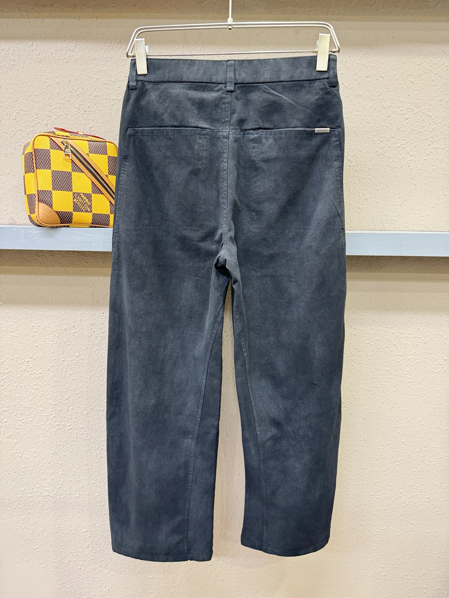 Balenciaga巴黎世家 休闲裤，精选面料，柔软舒适有质感，原版五金配件，非常炫酷，细节处理精致，上身效果超级无敌赞