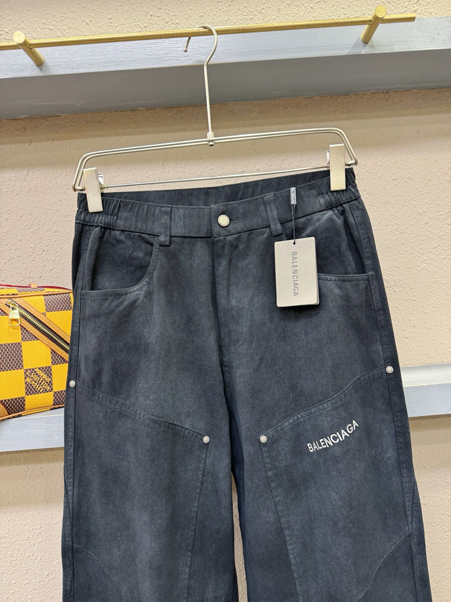 Balenciaga巴黎世家 休闲裤，精选面料，柔软舒适有质感，原版五金配件，非常炫酷，细节处理精致，上身效果超级无敌赞