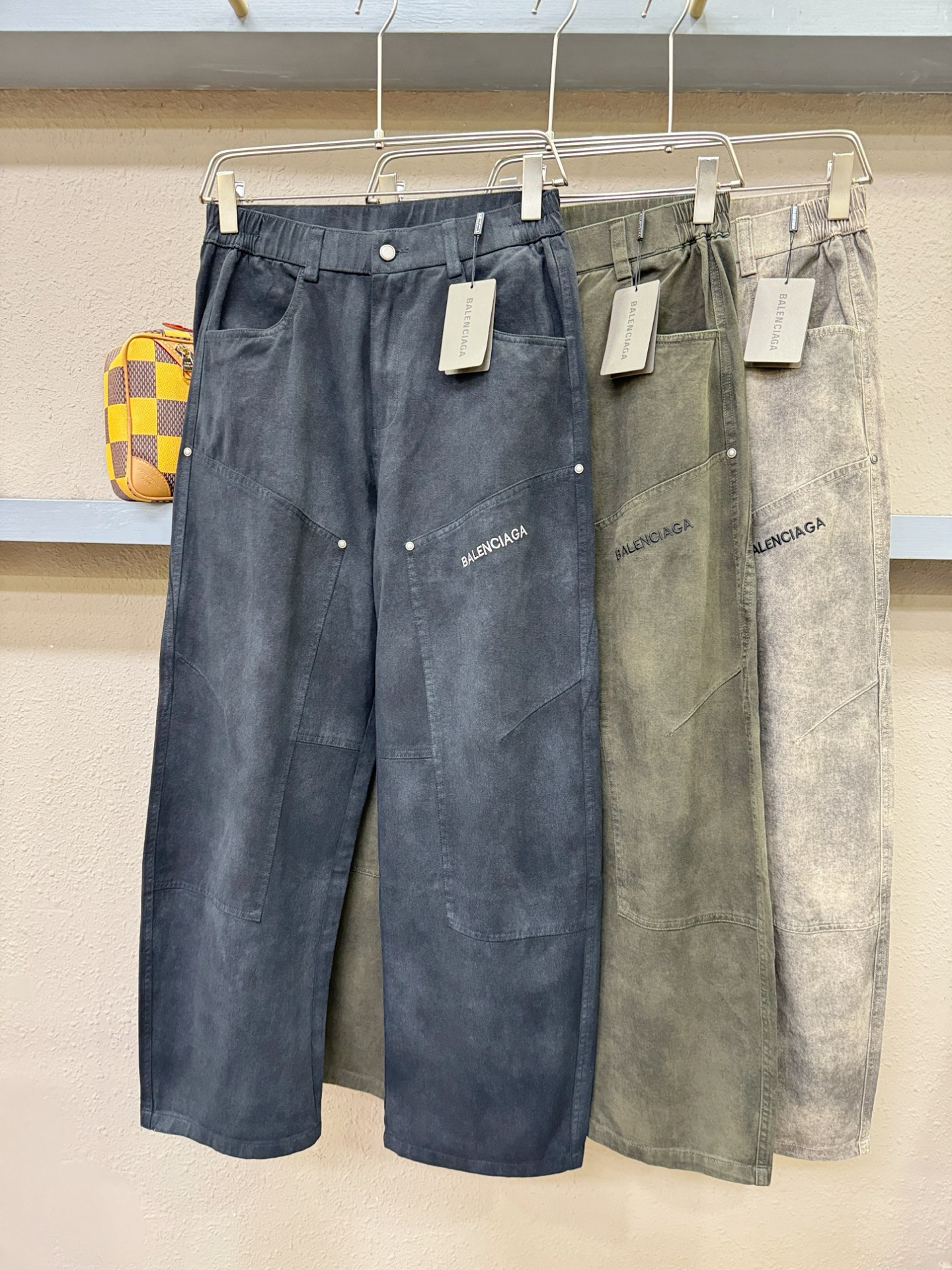 Balenciaga巴黎世家 休闲裤，精选面料，柔软舒适有质感，原版五金配件，非常炫酷，细节处理精致，上身效果超级无敌赞