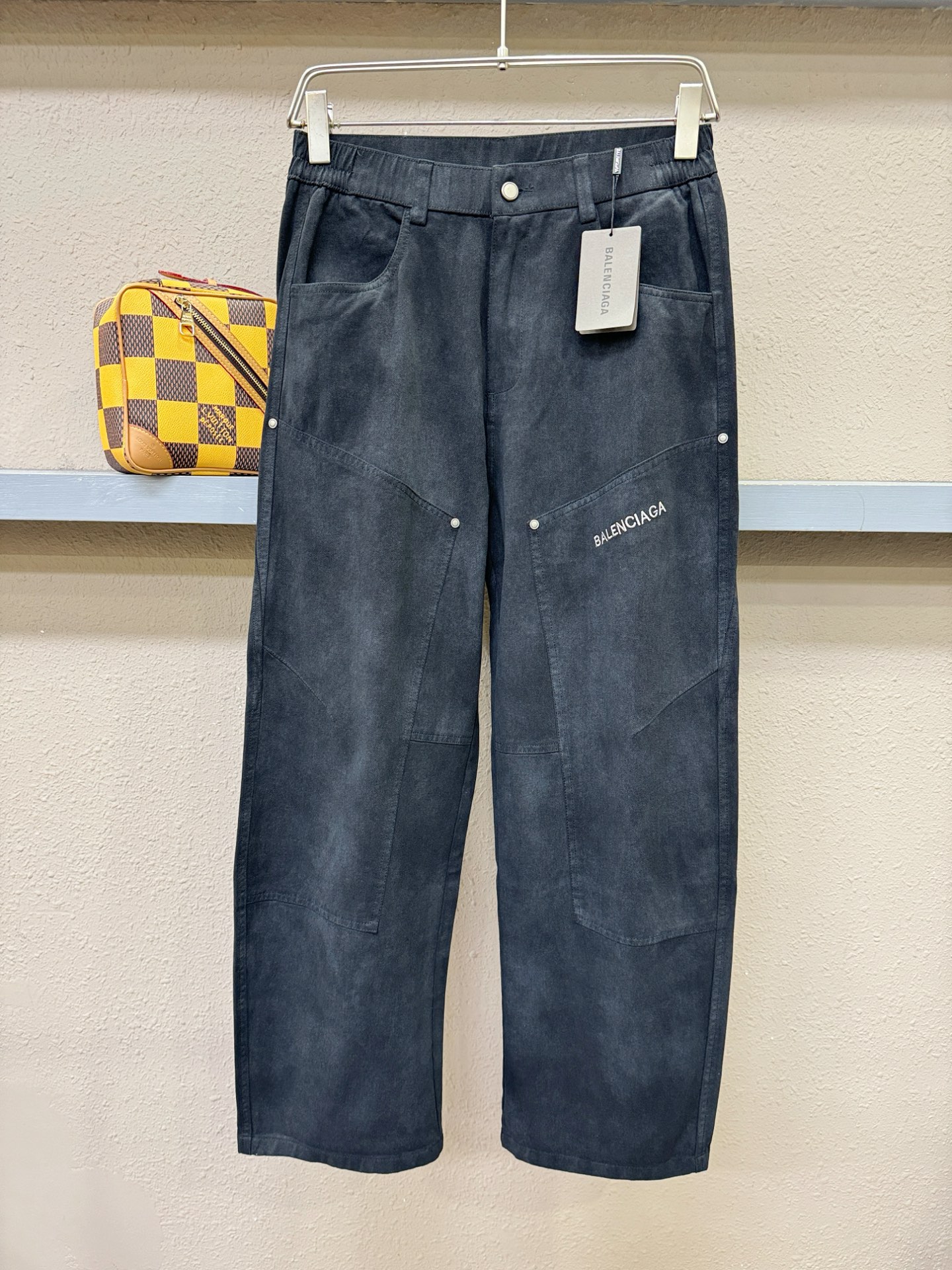Balenciaga巴黎世家 休闲裤,精选面料,柔软舒适有质感,原版五金配件,非常炫酷,细节处理精致,上身效果超级无敌赞 Balenciaga巴黎世家 休闲裤,精选面料,柔软舒适有质感,原版五金配件,非常炫酷,细节处理精致,上身效果超级无敌赞
