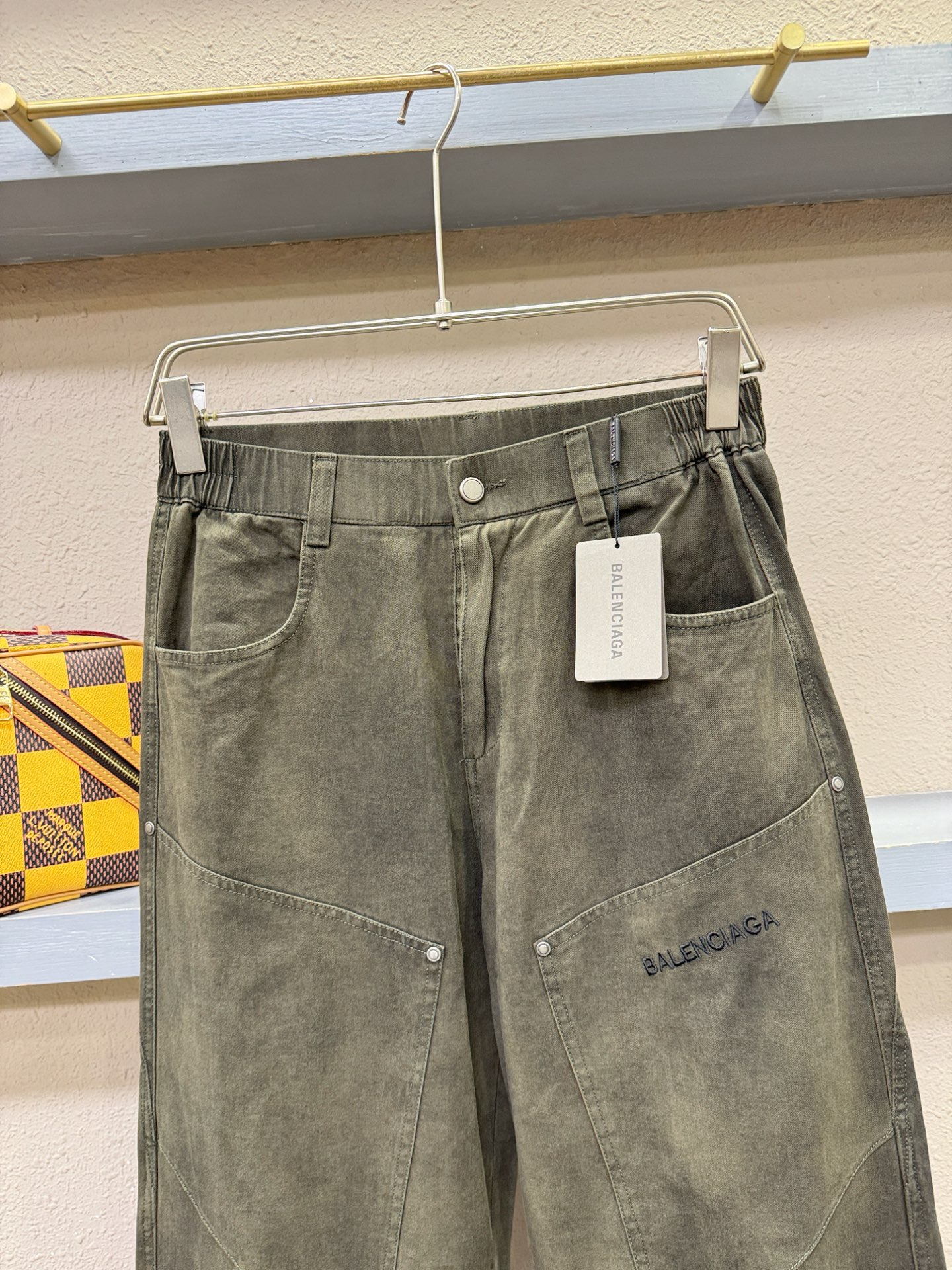 Balenciaga巴黎世家 休闲裤，精选面料，柔软舒适有质感，原版五金配件，非常炫酷，细节处理精致，上身效果超级无敌赞