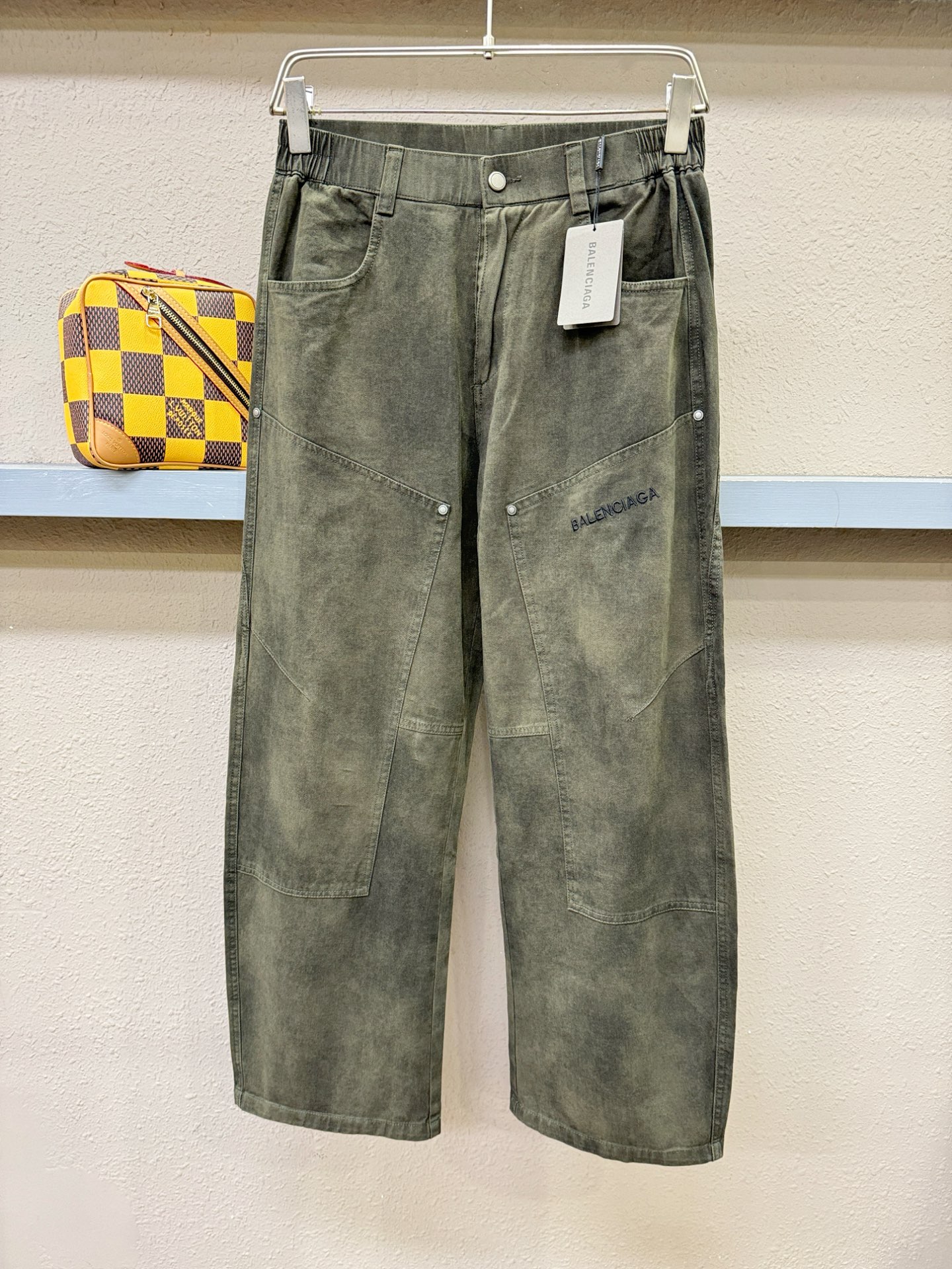 Balenciaga巴黎世家 休闲裤,精选面料,柔软舒适有质感,原版五金配件,非常炫酷,细节处理精致,上身效果超级无敌赞 Balenciaga巴黎世家 休闲裤,精选面料,柔软舒适有质感,原版五金配件,非常炫酷,细节处理精致,上身效果超级无敌赞