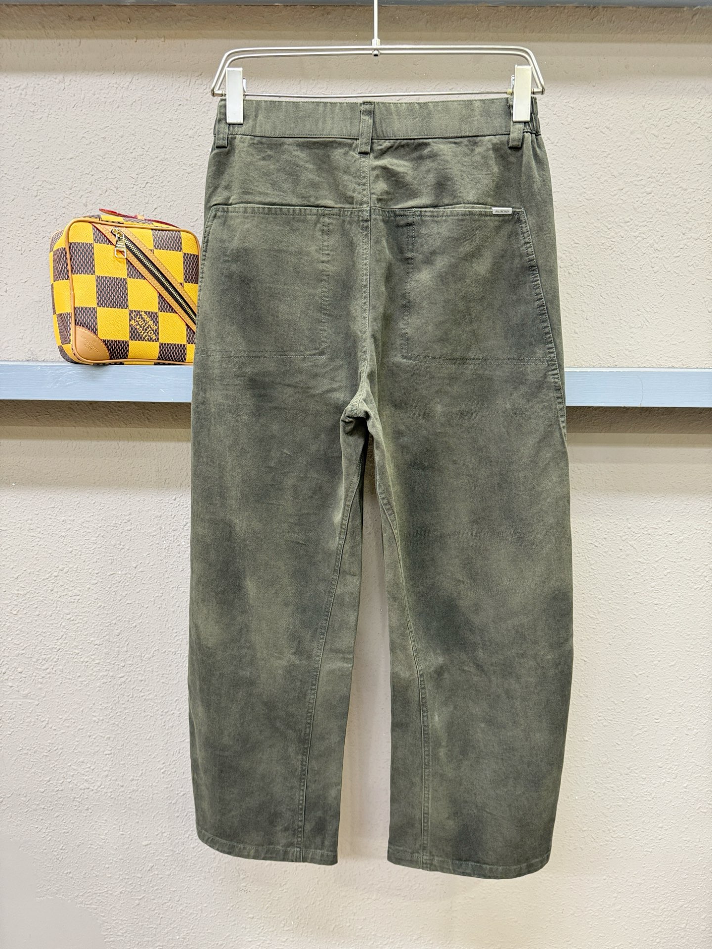 Balenciaga巴黎世家 休闲裤，精选面料，柔软舒适有质感，原版五金配件，非常炫酷，细节处理精致，上身效果超级无敌赞