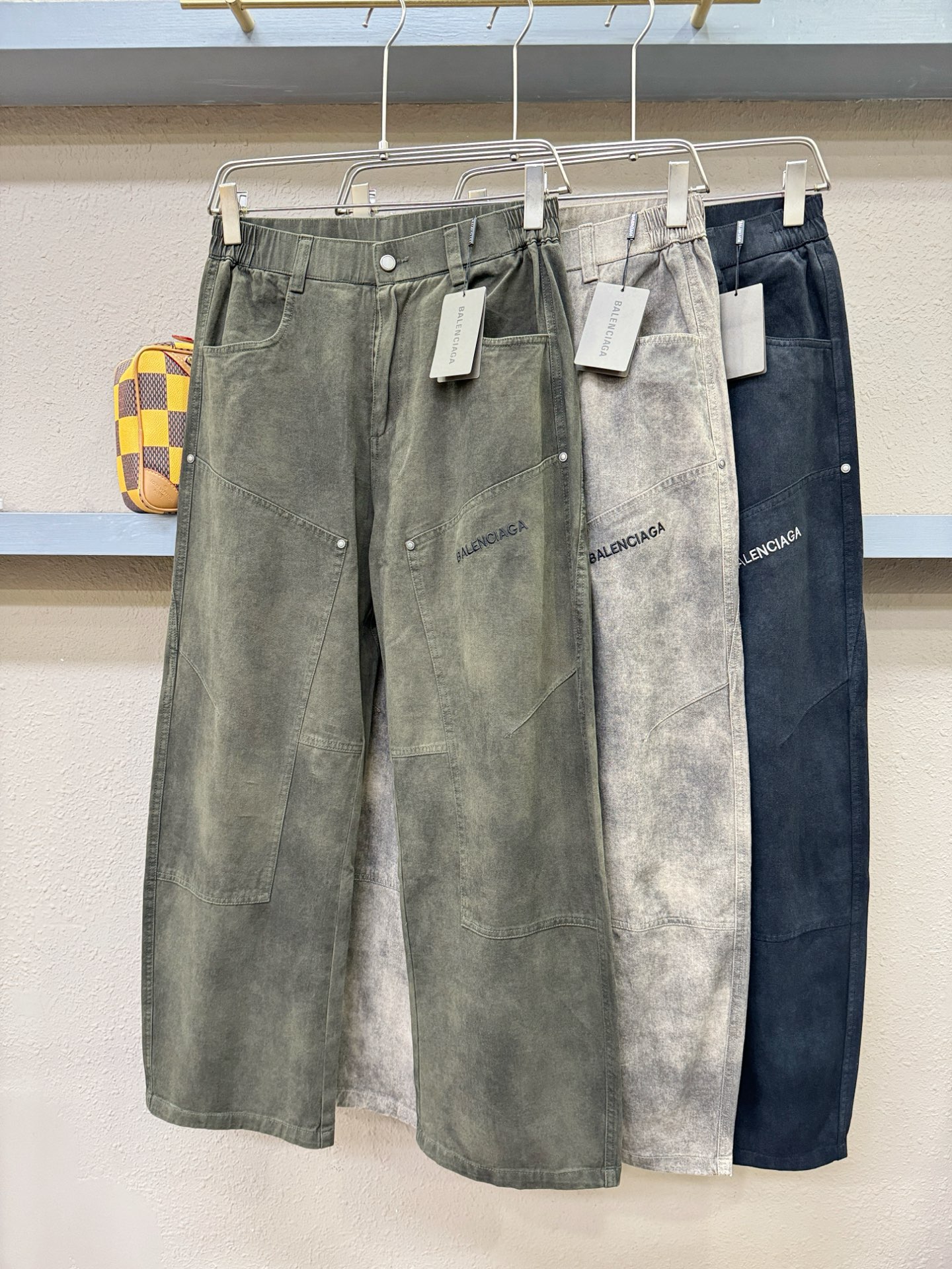Balenciaga巴黎世家 休闲裤，精选面料，柔软舒适有质感，原版五金配件，非常炫酷，细节处理精致，上身效果超级无敌赞