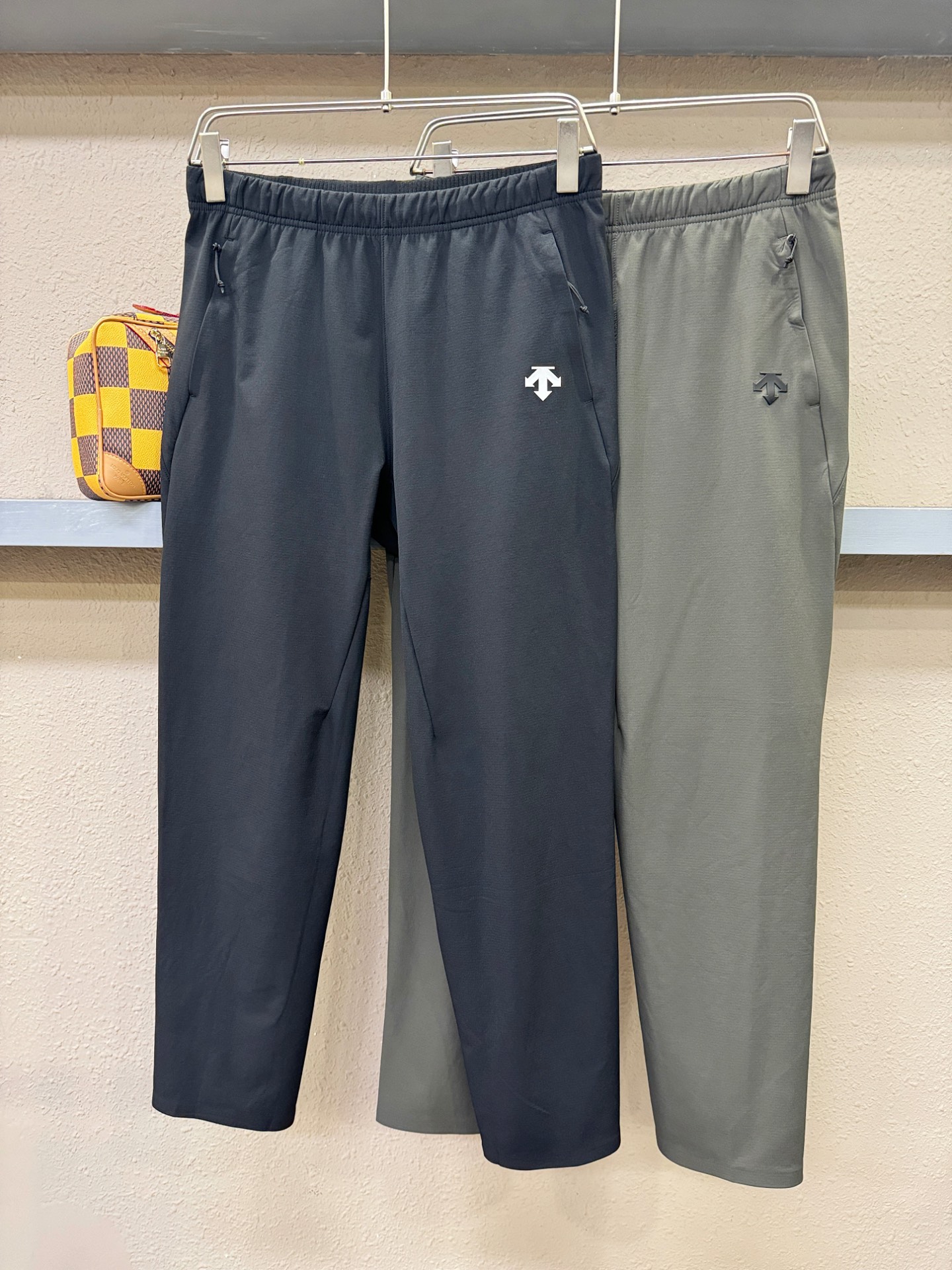 DESCENTE迪桑特 秋冬休闲裤，选用面料，柔软舒适有质感，原版五金配件，非常炫酷，细节处理精致，上身效果超级无敌赞，