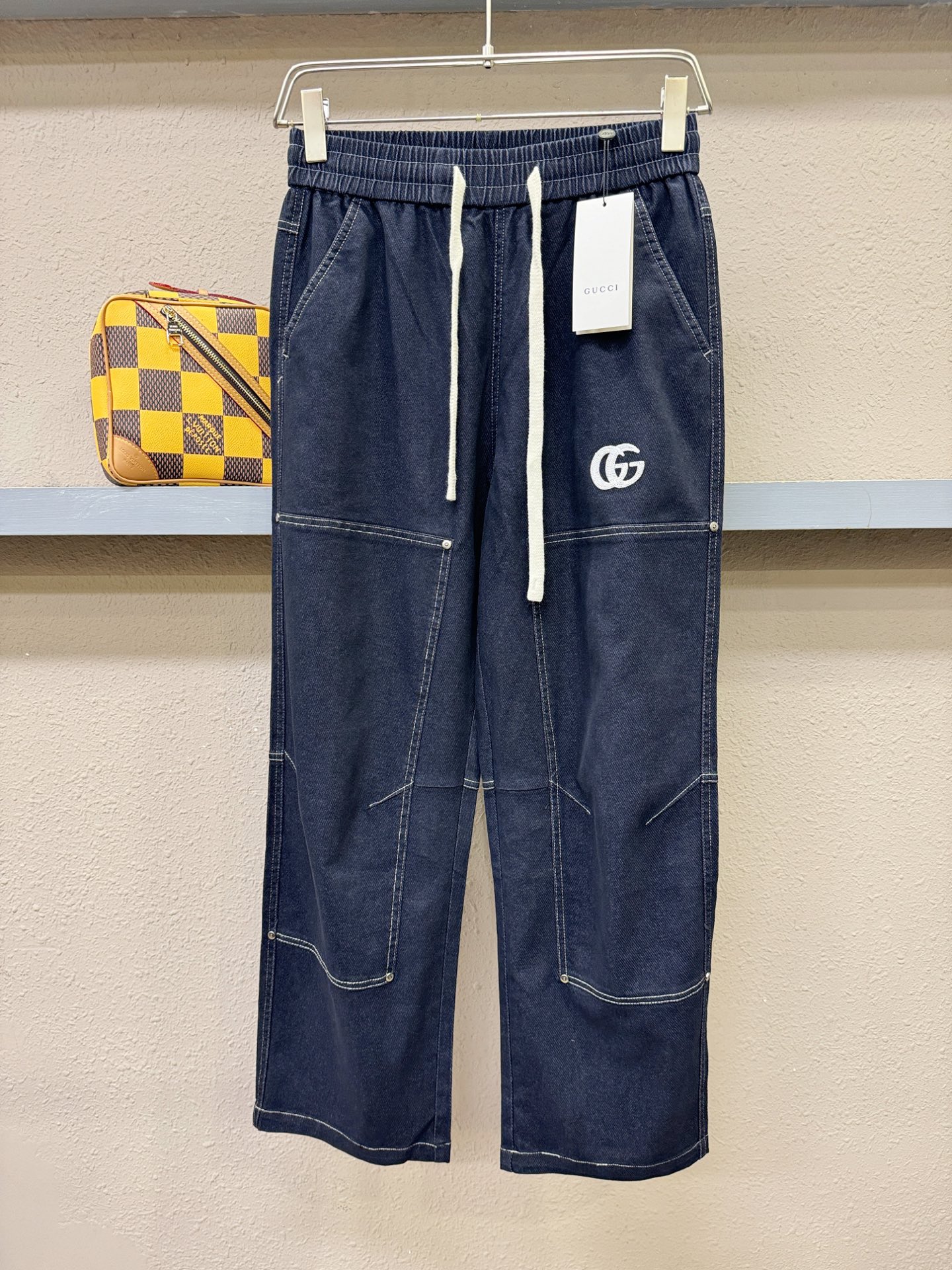 Gucci古奇 休闲裤,精选面料,柔软舒适有质感,原版五金配件,非常炫酷,细节处理精致,上身效果超级无敌赞,潮流百搭。尚 Gucci古奇 休闲裤,精选面料,柔软舒适有质感,原版五金配件,非常炫酷,细节处理精致,上身效果超级无敌赞,潮流百搭。尚
