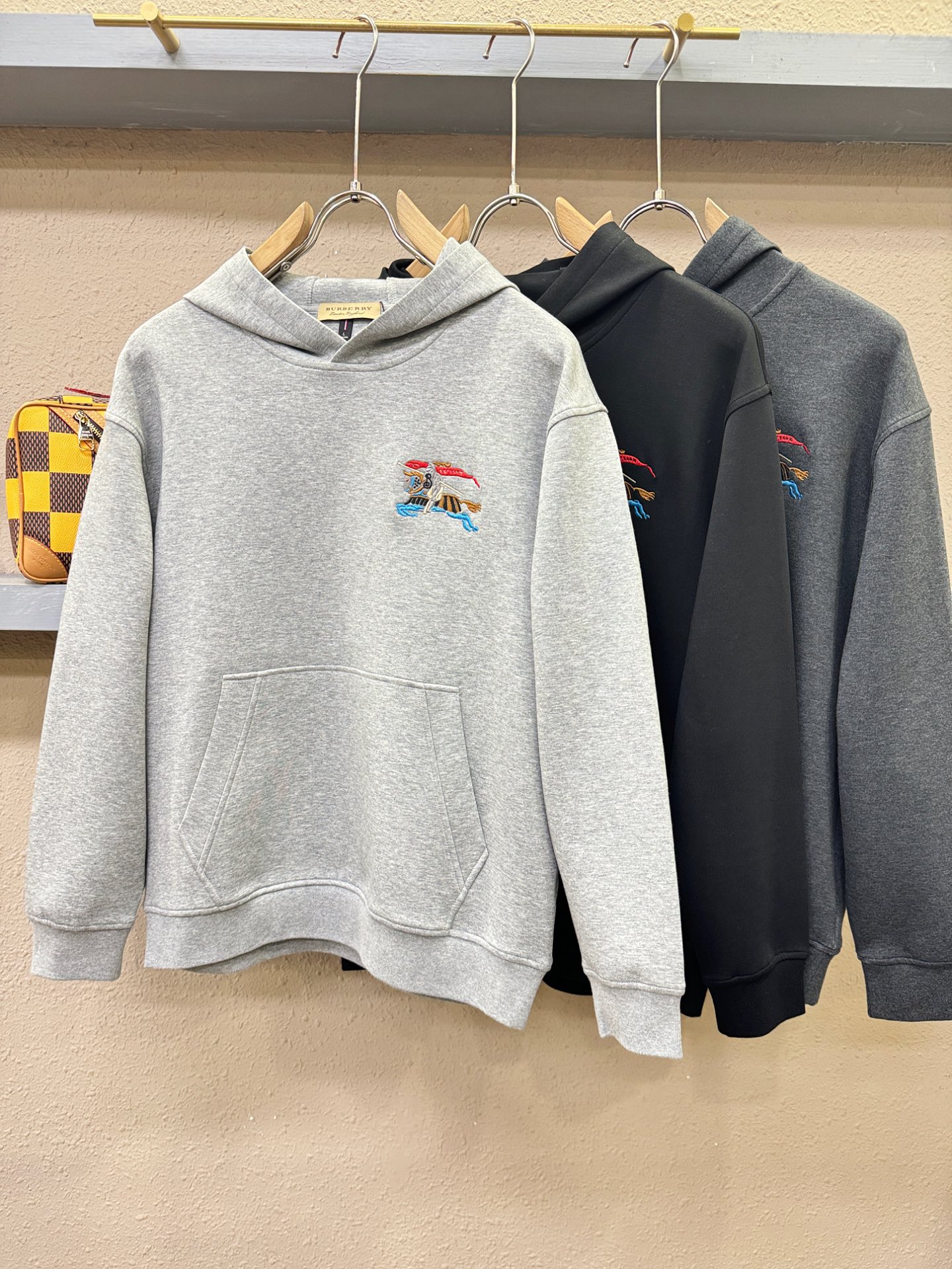 BURBERRY巴宝莉 秋冬新品 长袖卫衣，重工刺绣，经典Logo设计，百搭款 官网同步发售 定制面料，柔软细腻，亲肤感