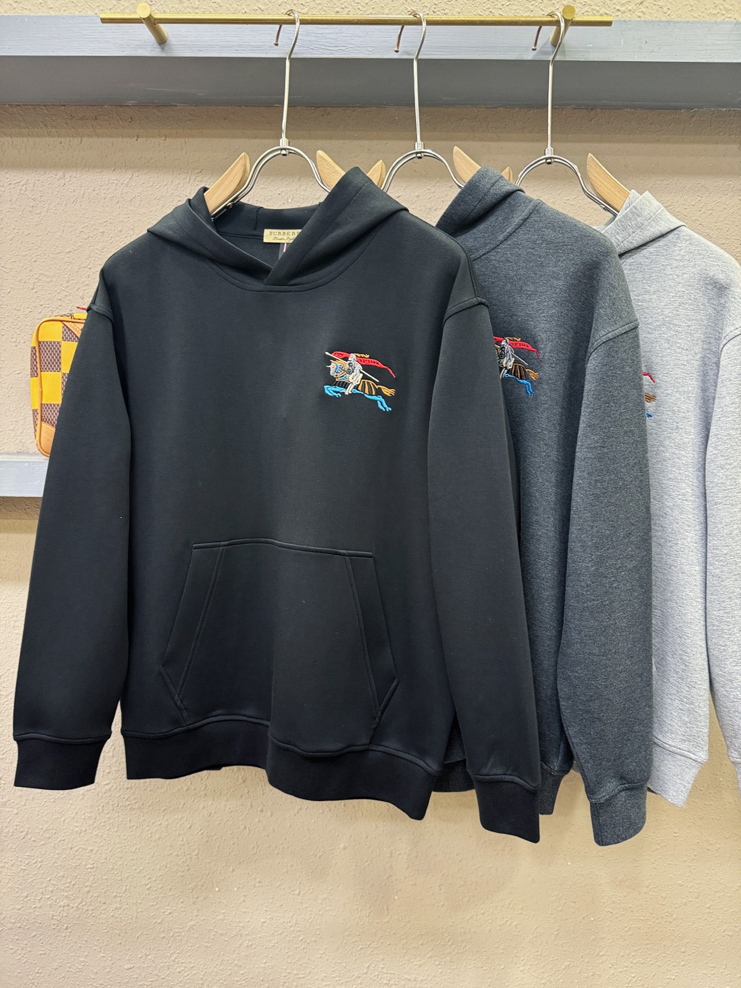 BURBERRY巴宝莉 秋冬新品 长袖卫衣，重工刺绣，经典Logo设计，百搭款 官网同步发售 定制面料，柔软细腻，亲肤感