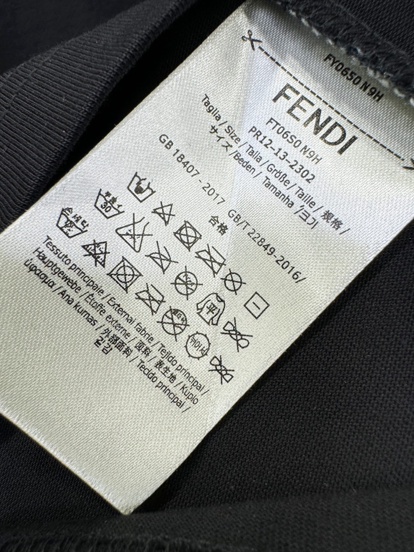 FENDI芬迪  2026新款短袖T恤！男女同款！走秀图案时尚休闲短袖T恤衫！设计logo设计！极具设计精选客供面料，手