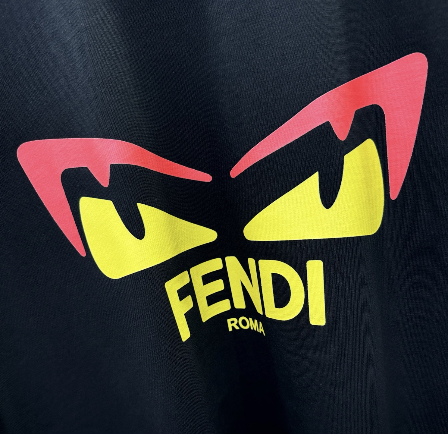 FENDI芬迪  2026新款短袖T恤！男女同款！走秀图案时尚休闲短袖T恤衫！设计logo设计！极具设计精选客供面料，手