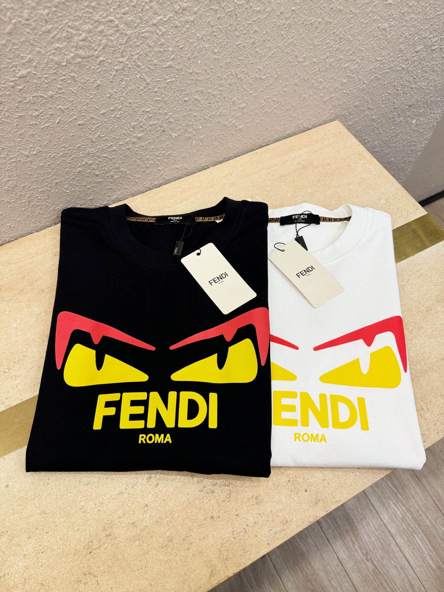 FENDI芬迪  2026新款短袖T恤！男女同款！走秀图案时尚休闲短袖T恤衫！设计logo设计！极具设计精选客供面料，手