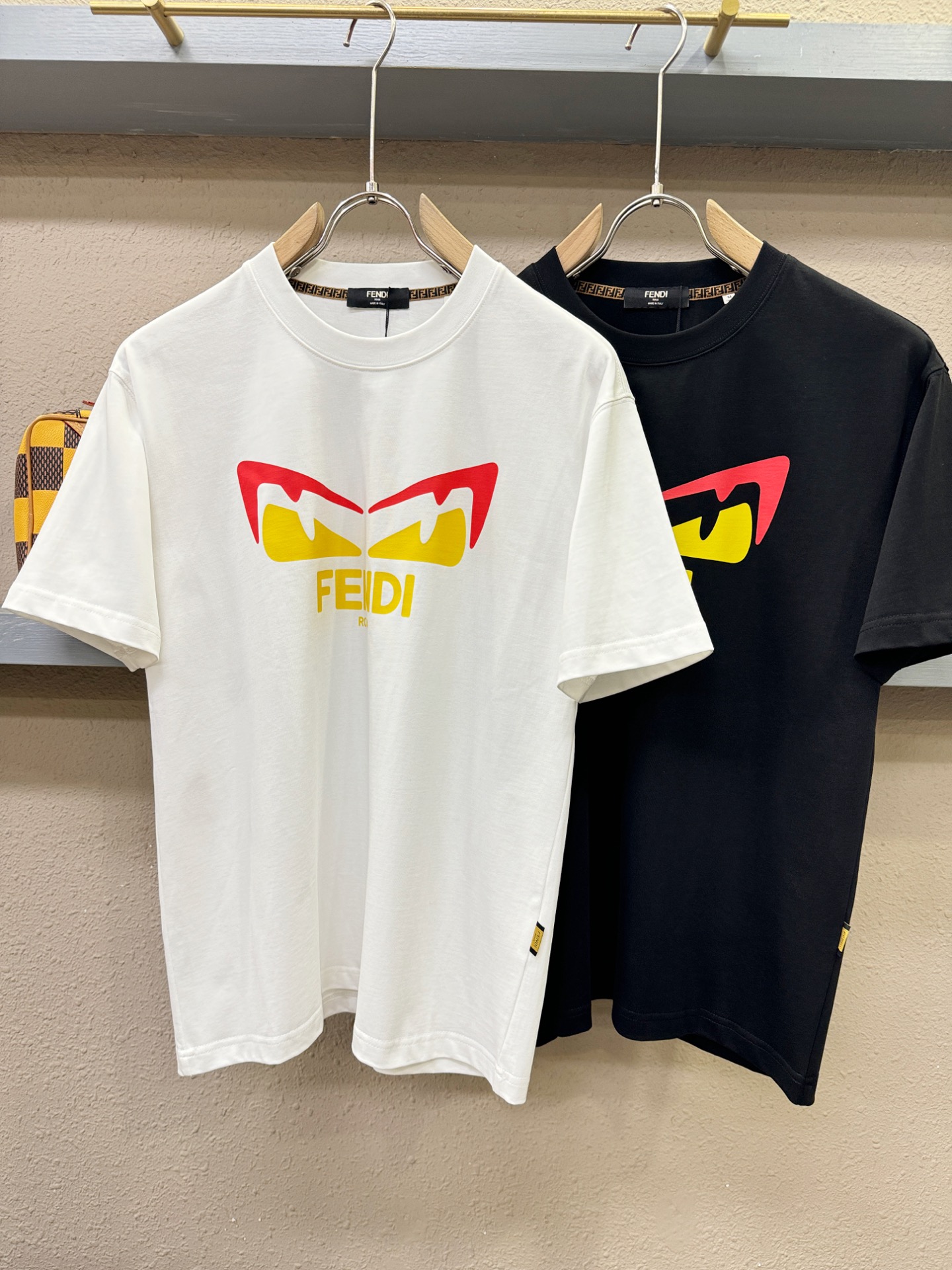 FENDI芬迪 2026新款短袖T恤!男女同款!走秀图案时尚休闲短袖T恤衫!设计logo设计!极具设计精选客供面料,手 FENDI芬迪 2026新款短袖T恤!男女同款!走秀图案时尚休闲短袖T恤衫!设计logo设计!极具设计精选客供面料,手