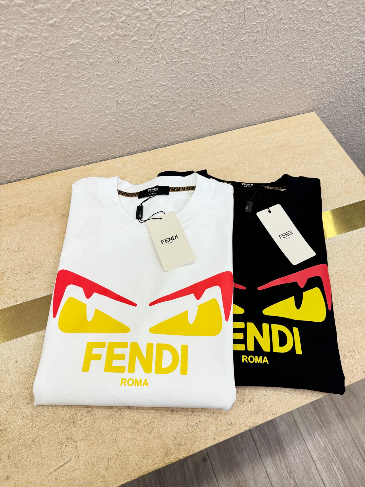 FENDI芬迪 2026新款短袖T恤!男女同款!走秀图案时尚休闲短袖T恤衫!设计logo设计!极具设计精选客供面料,手 FENDI芬迪 2026新款短袖T恤!男女同款!走秀图案时尚休闲短袖T恤衫!设计logo设计!极具设计精选客供面料,手